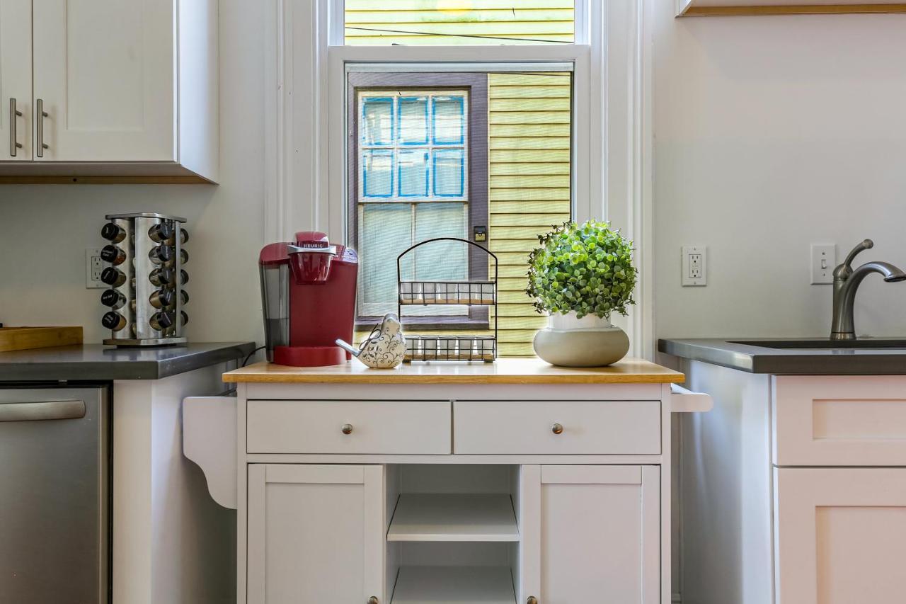 Private 2br In Uptown By Hosteeva