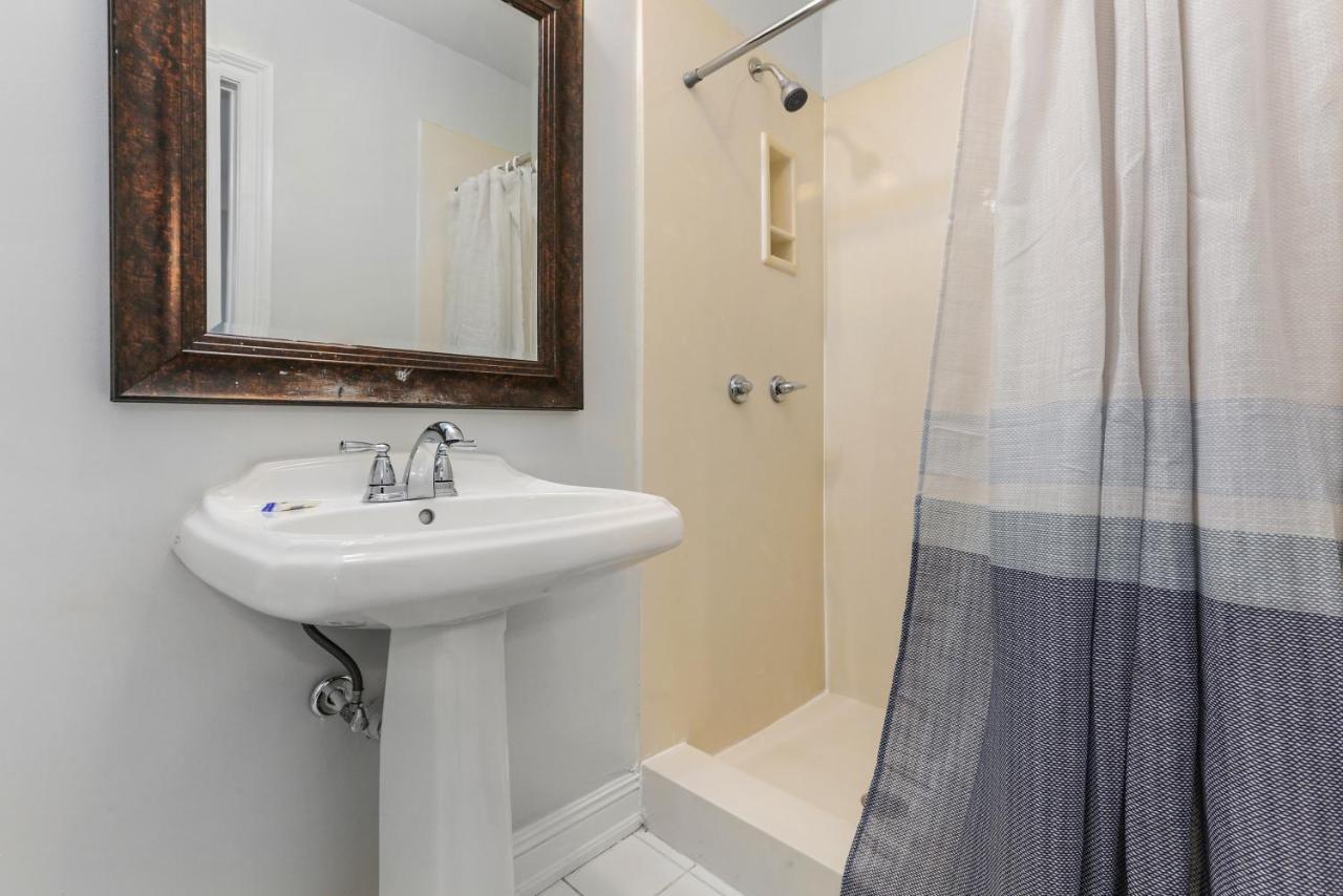 Comfortable Rooms Near All Nola Hot Spots