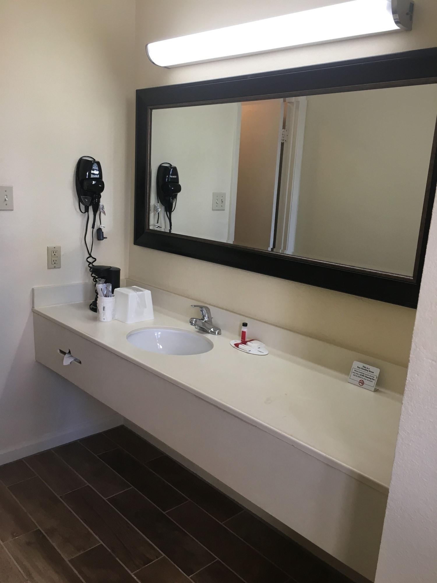 Super 8 By Wyndham Hotel New Orleans