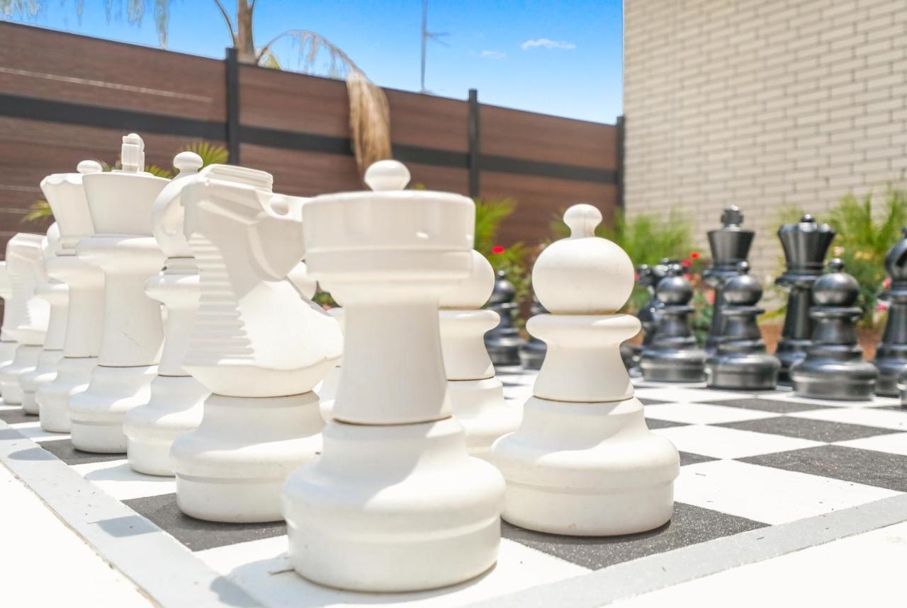 Modern 4br With Amenities Holiday home