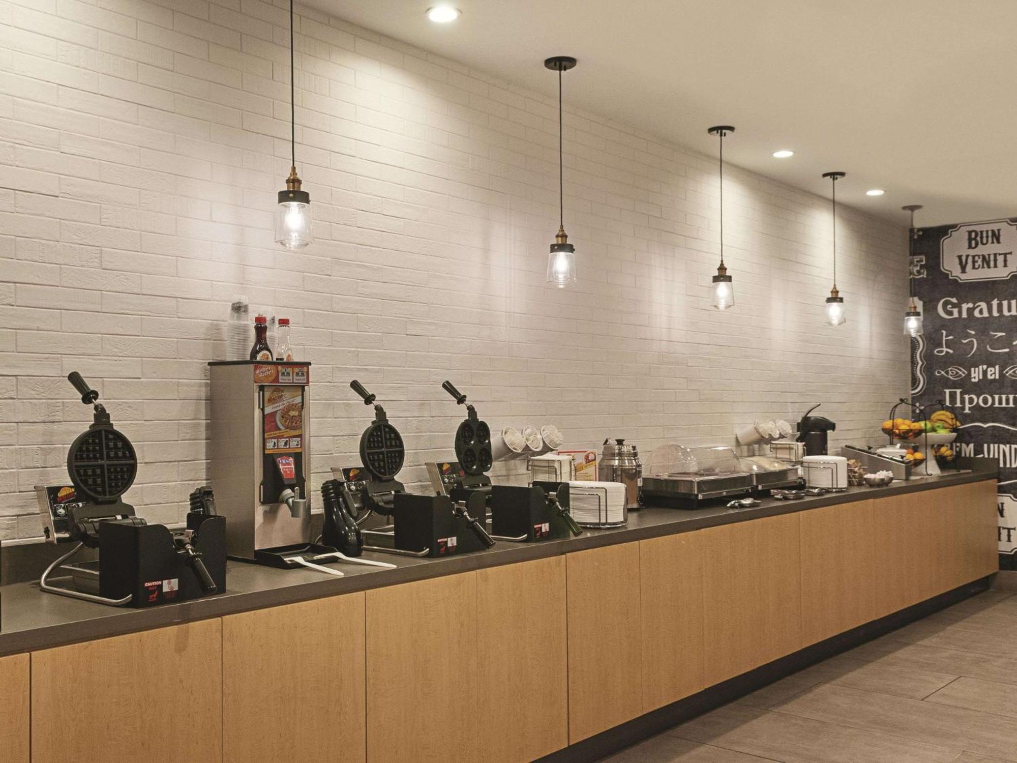 La Quinta & By Wyndham Downtown Hotel