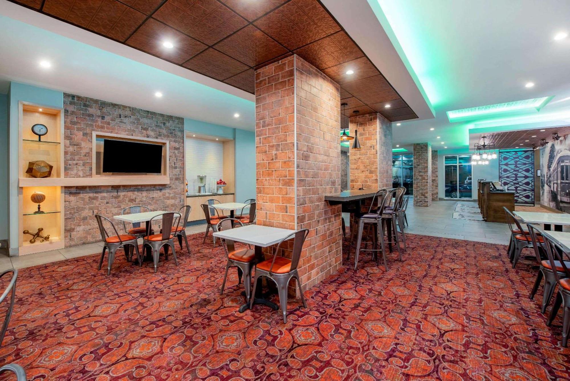 La Quinta & By Wyndham Downtown Hotel