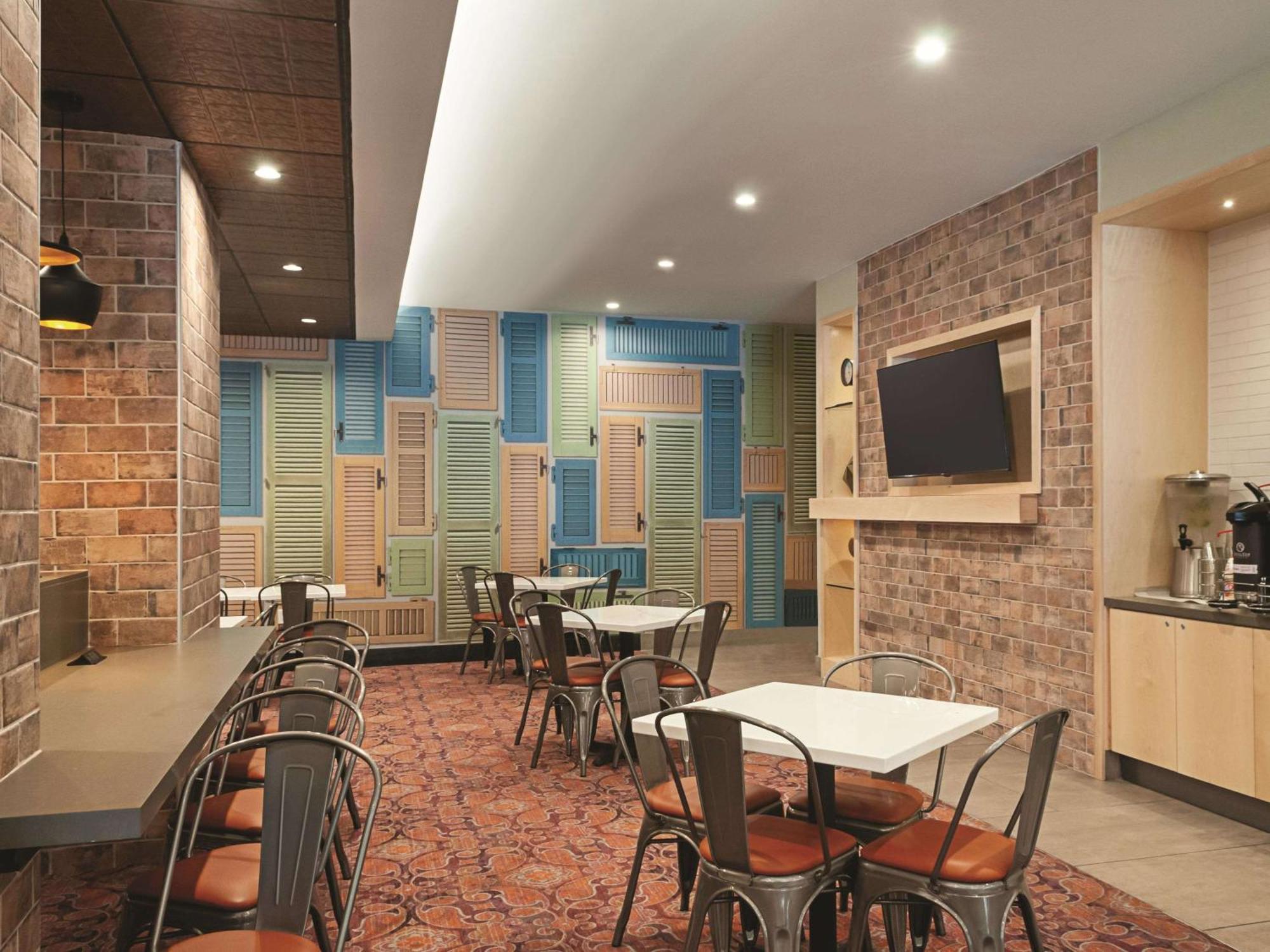 La Quinta & By Wyndham Downtown Hotel