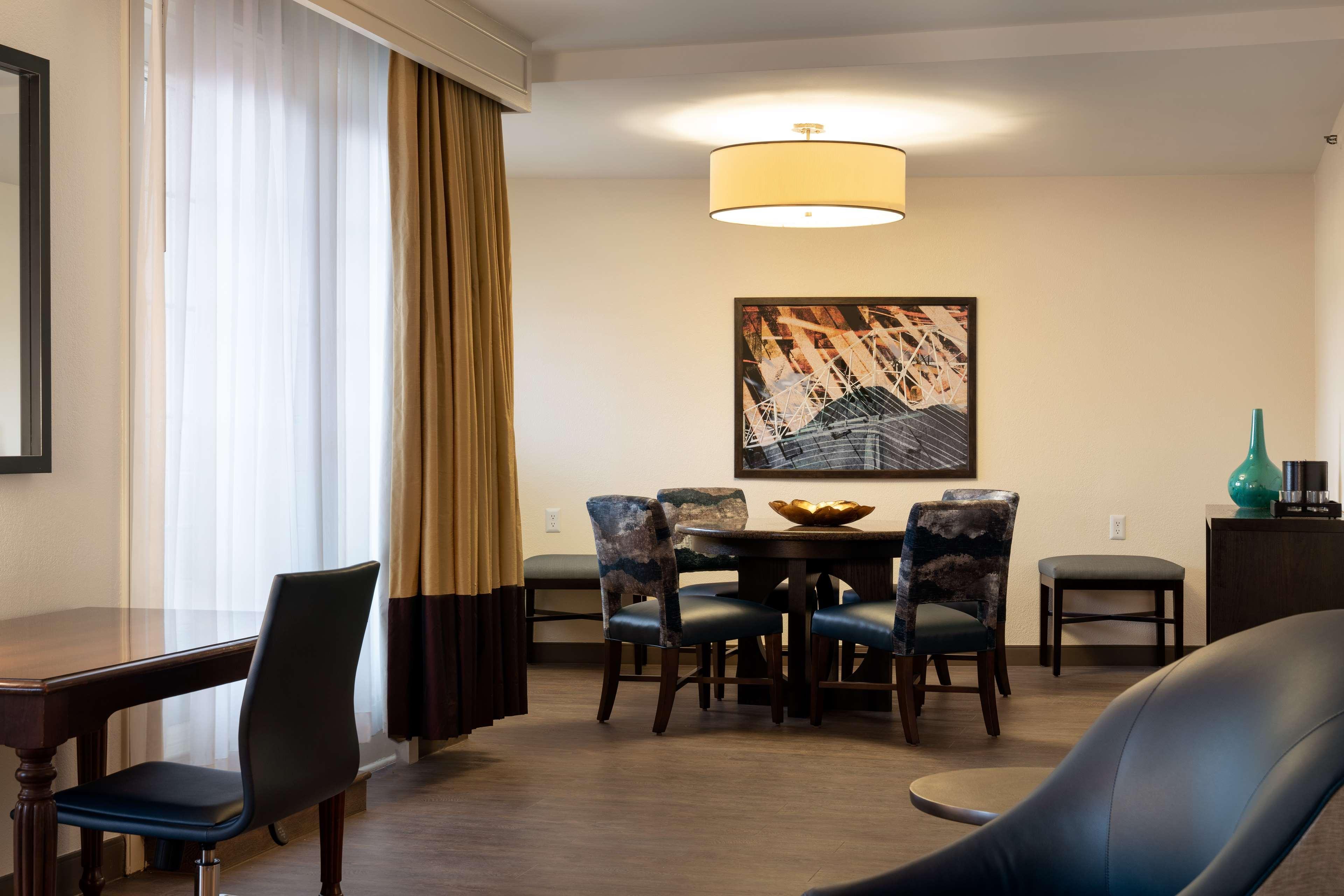 Hotel Embassy By Hilton Convention Center 3*