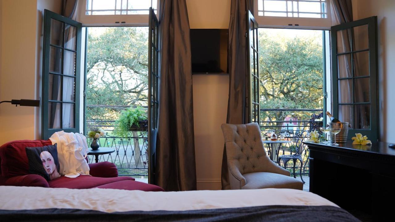 Royal Frenchmen And Bar Hotel