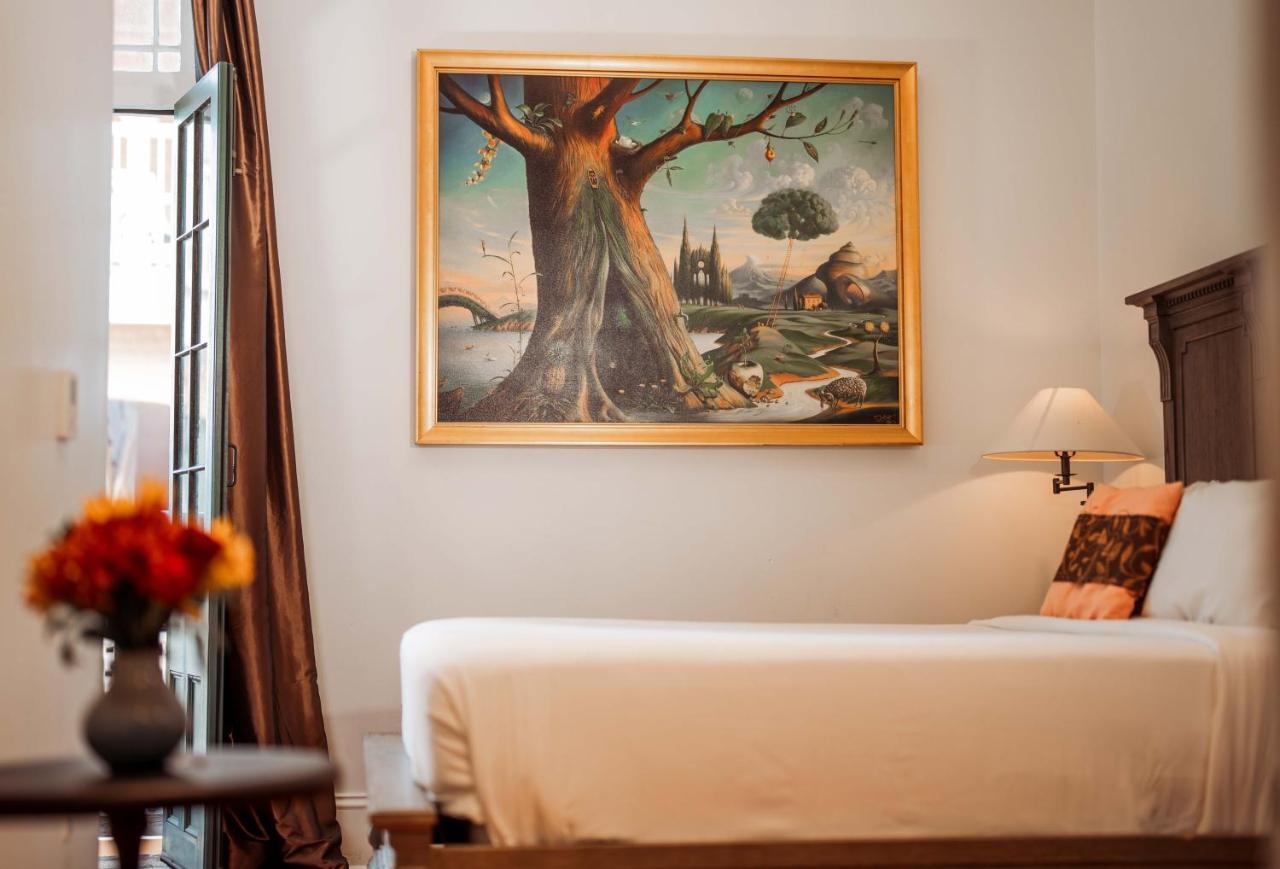 Royal Frenchmen And Bar Hotel