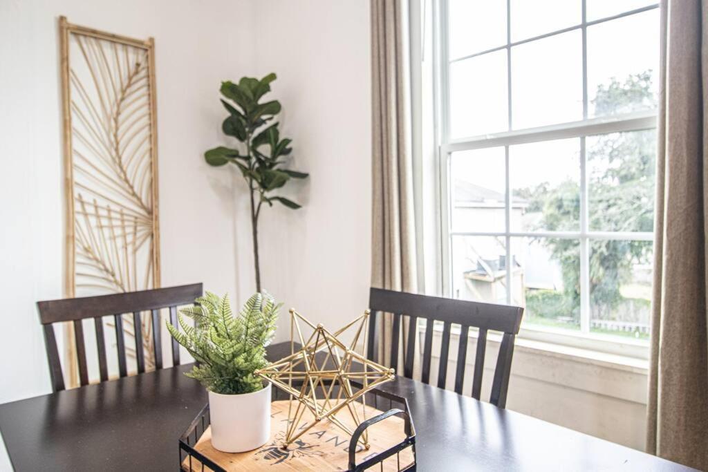 Upscale Loft Downtown Nola 2835
