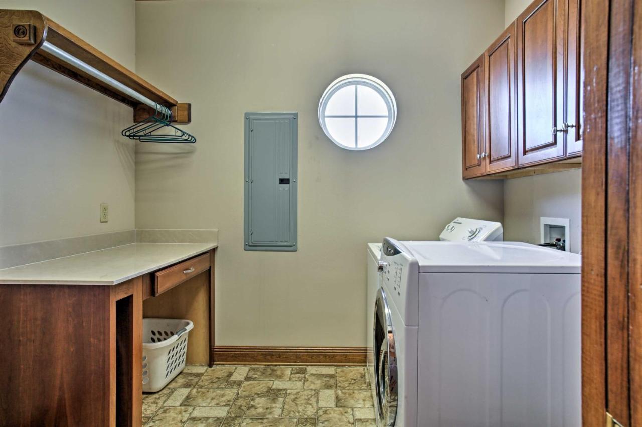 Private Dock With Lift Waterfront Home! New Orleans