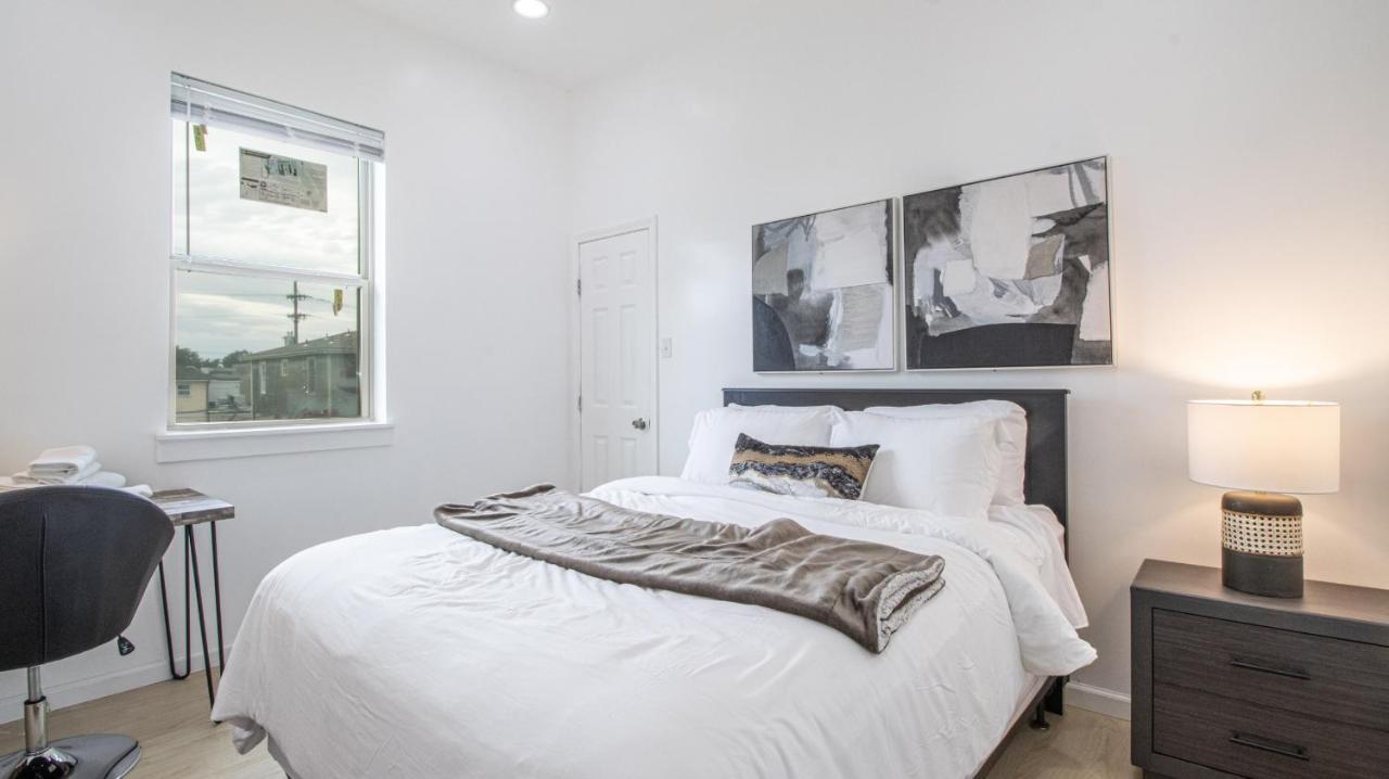 Downtown Vibrant Gray Loft 2318