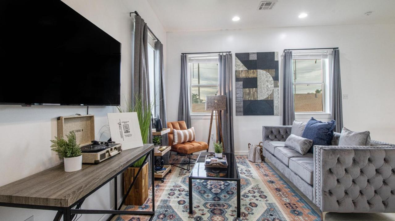 Downtown Vibrant Gray Loft 2318 *