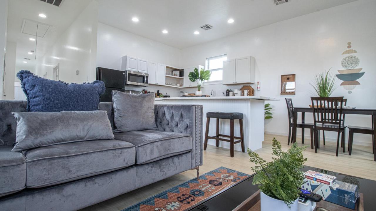 Apartment Downtown Vibrant Gray Loft 2318