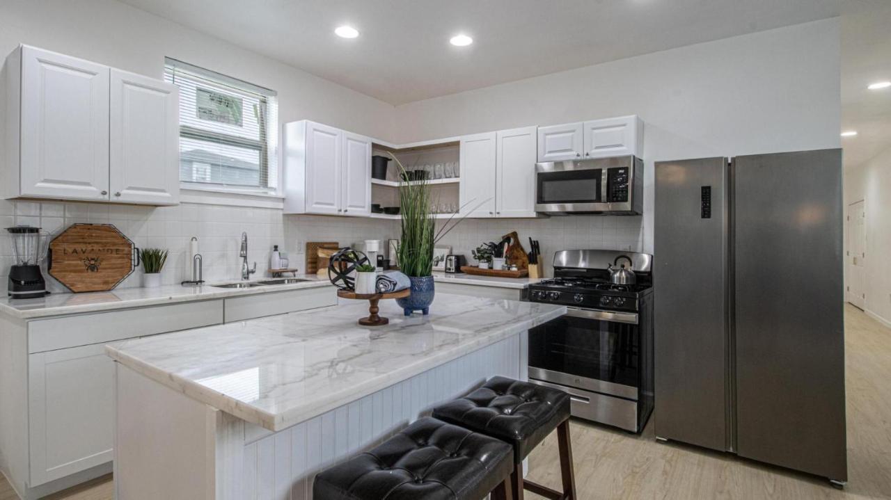 Vibrant Blue Luxury 2316 Apartment *