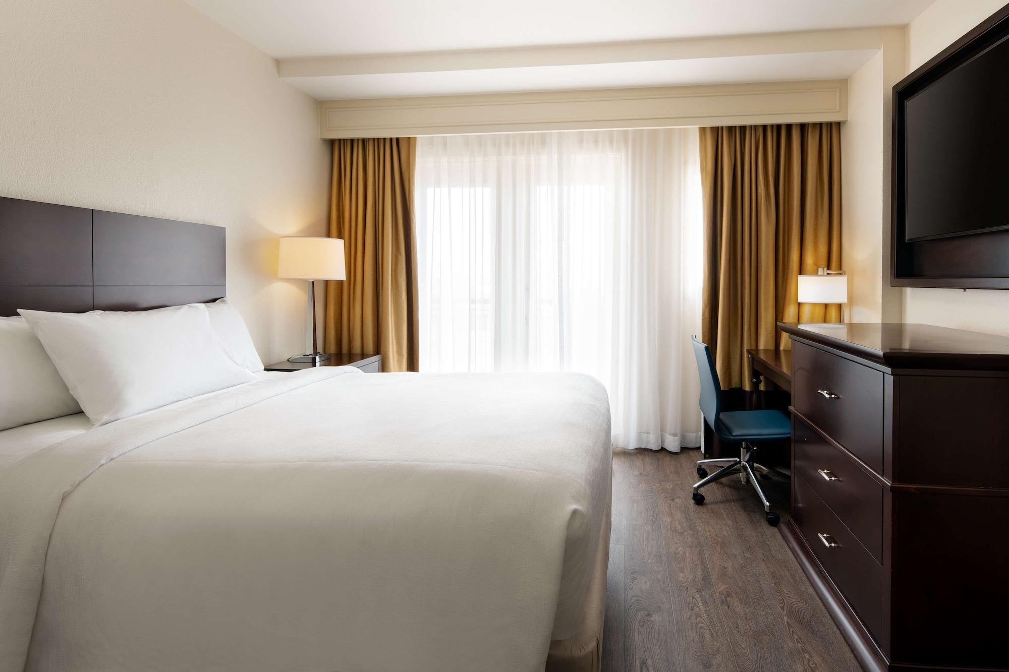 Hotel Embassy By Hilton Convention Center 3*