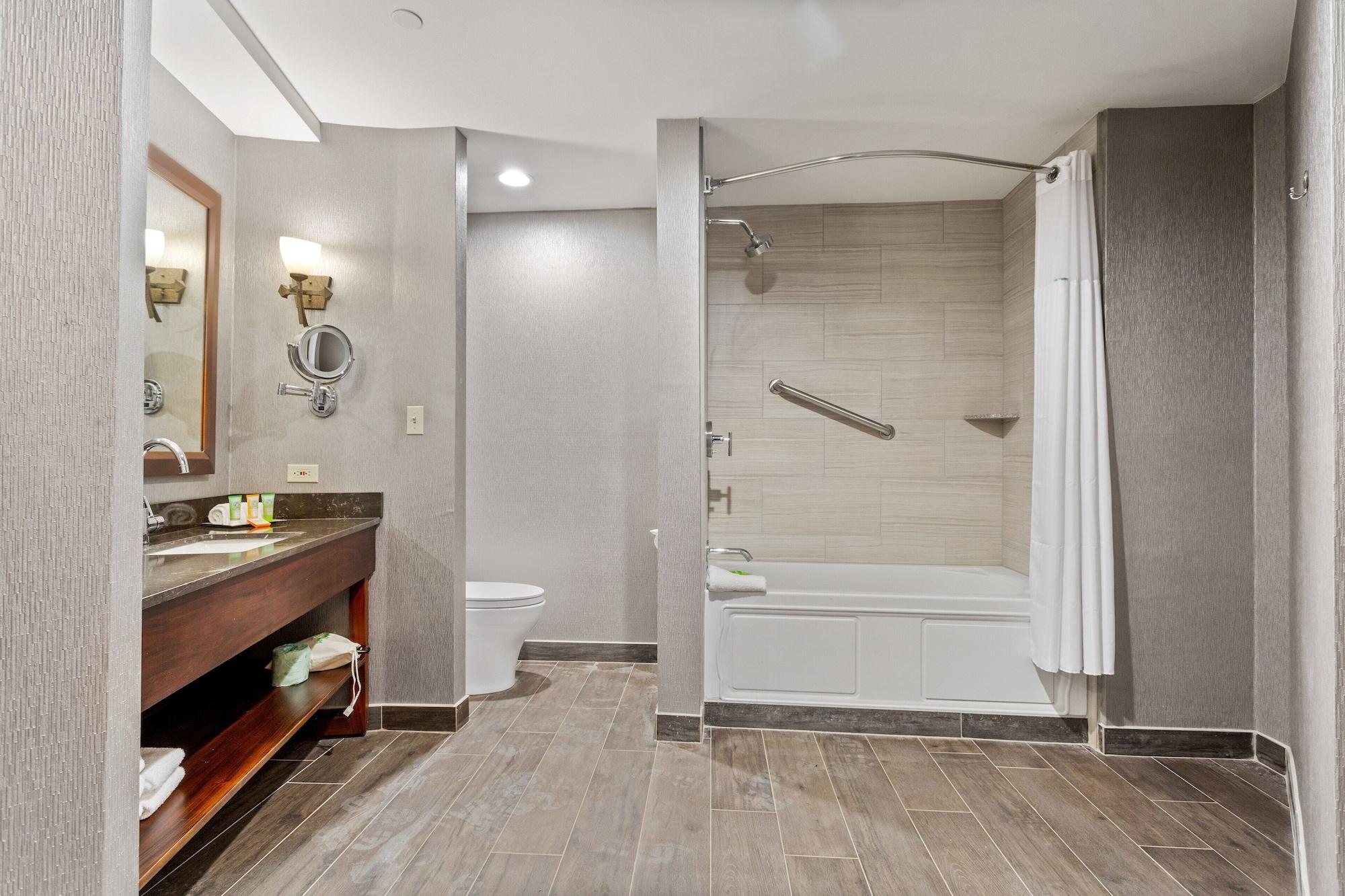 Wyndham Garden Baronne Plaza Hotel