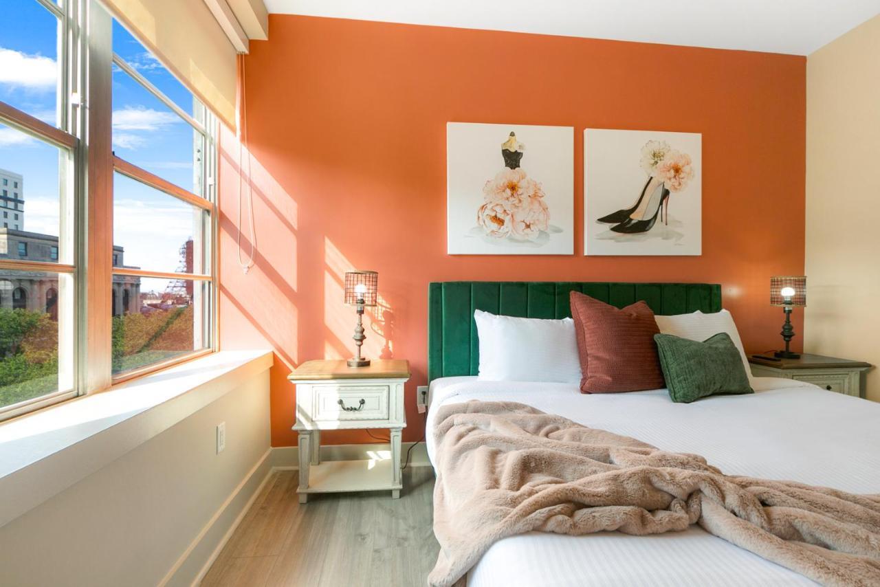 Lively 4br Steps To French Quarter Apartment