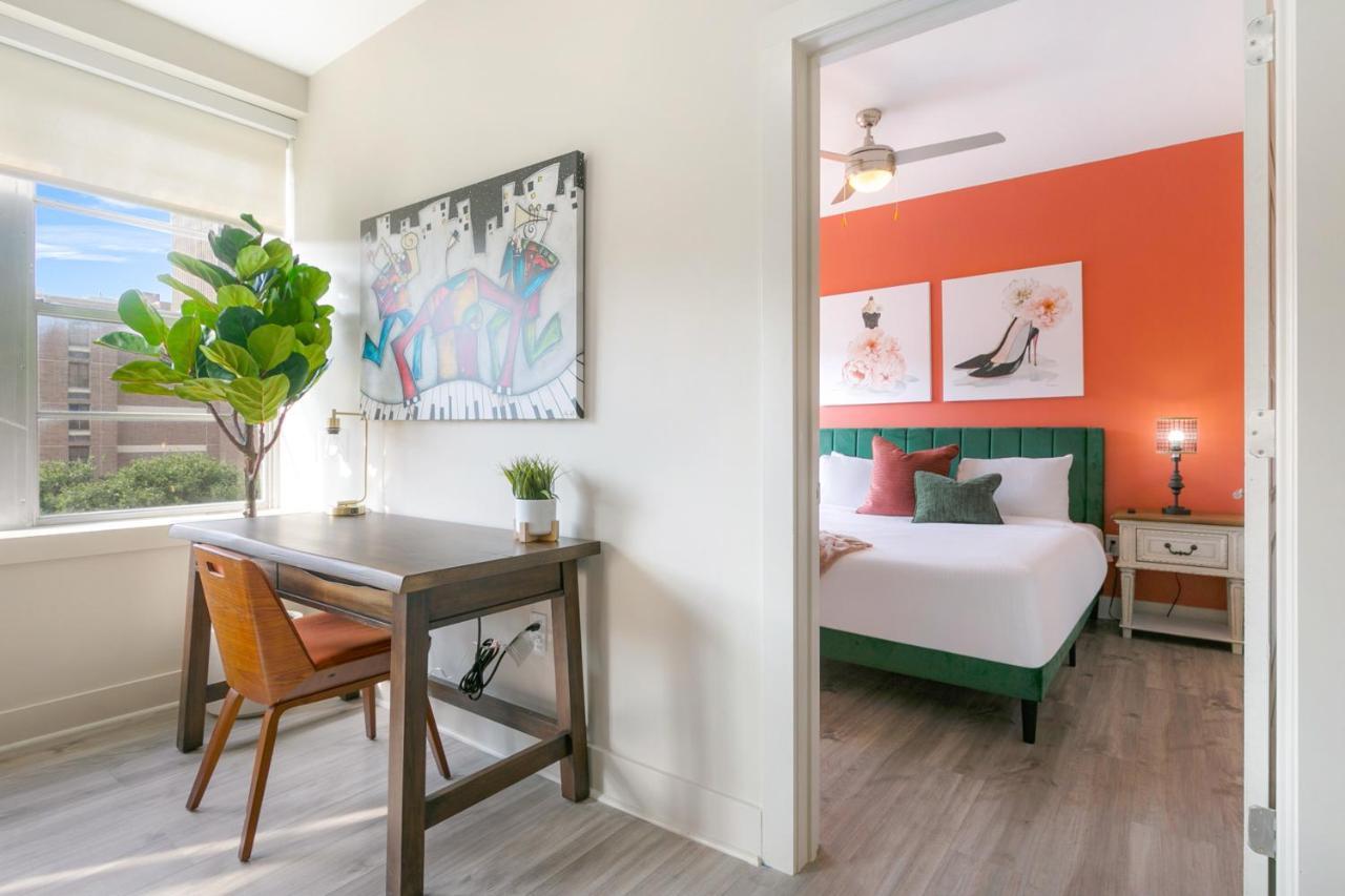Lively 4br Steps To French Quarter Apartment
