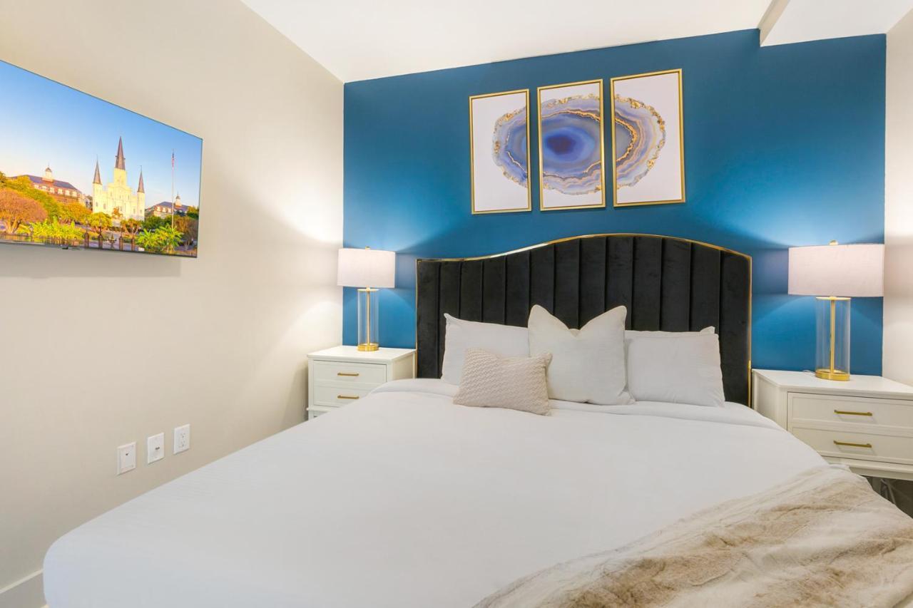 Lively 4br Steps To French Quarter Apartment