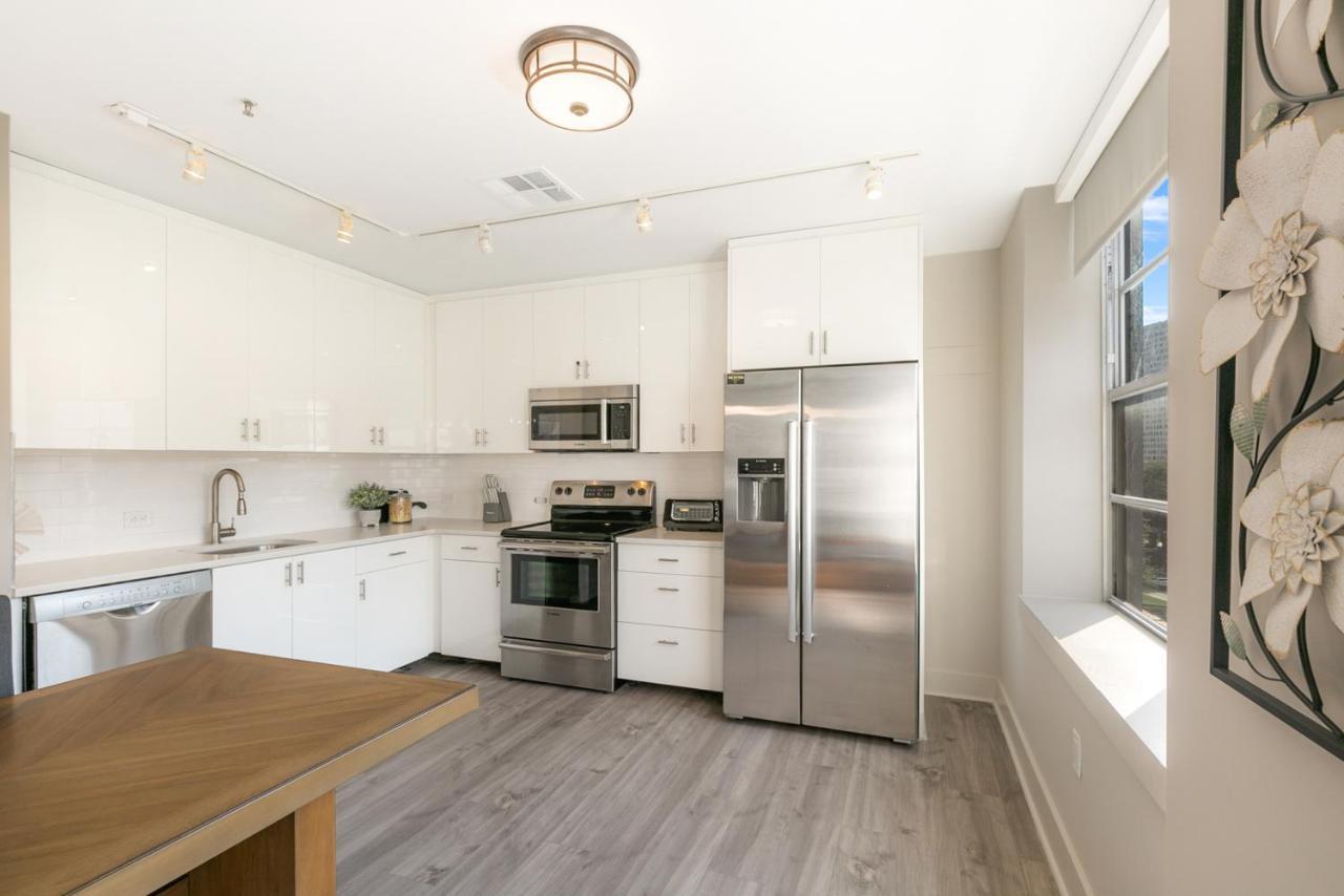 Lively 4br Steps To French Quarter Apartment *