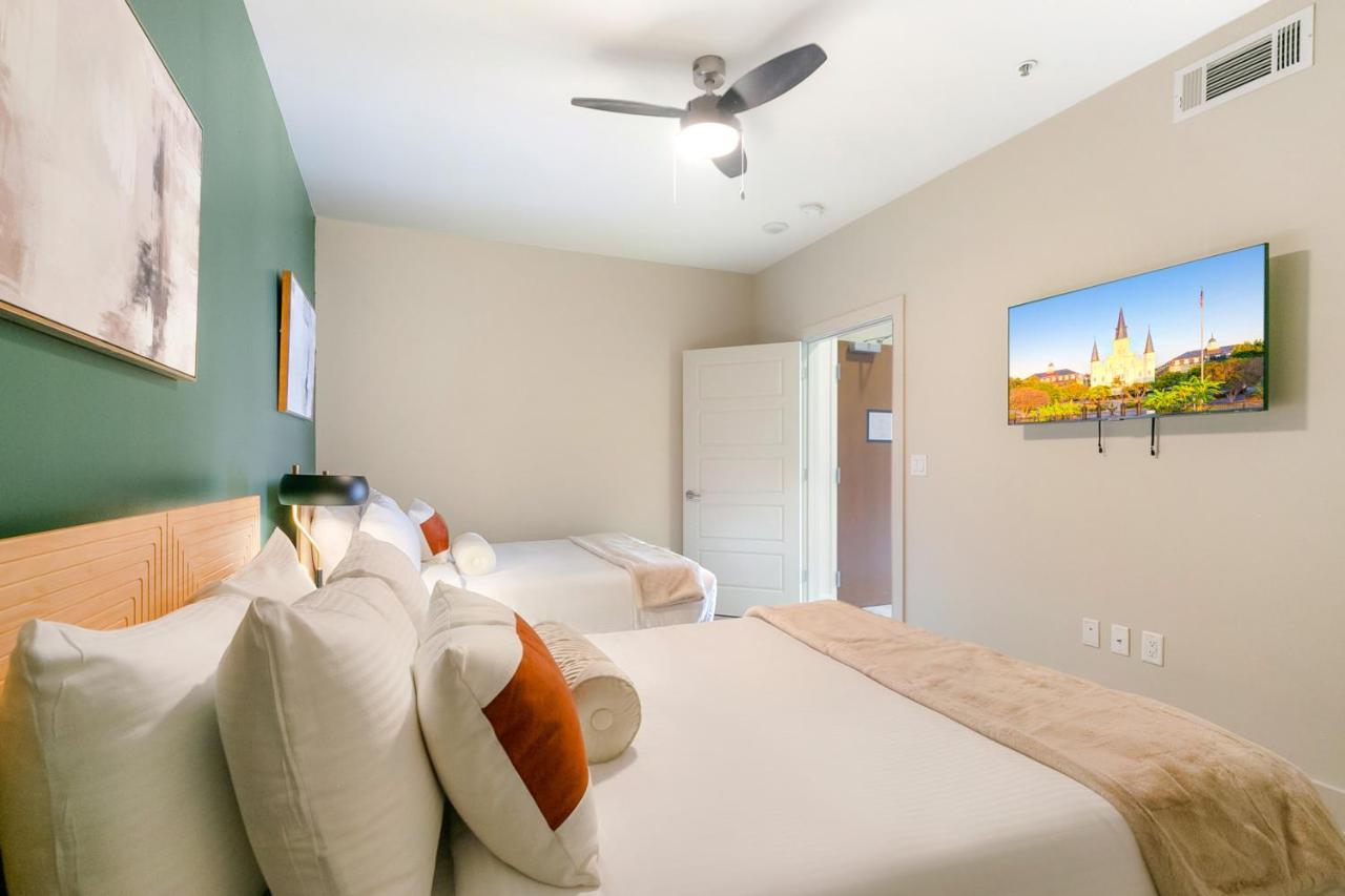 Lively 4br Steps To French Quarter Apartment *