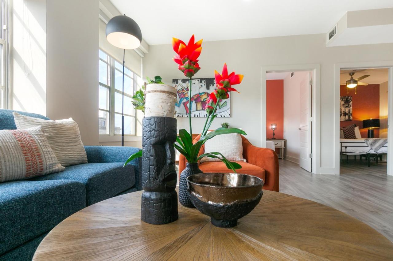 Lively 4br Steps To French Quarter Apartment *
