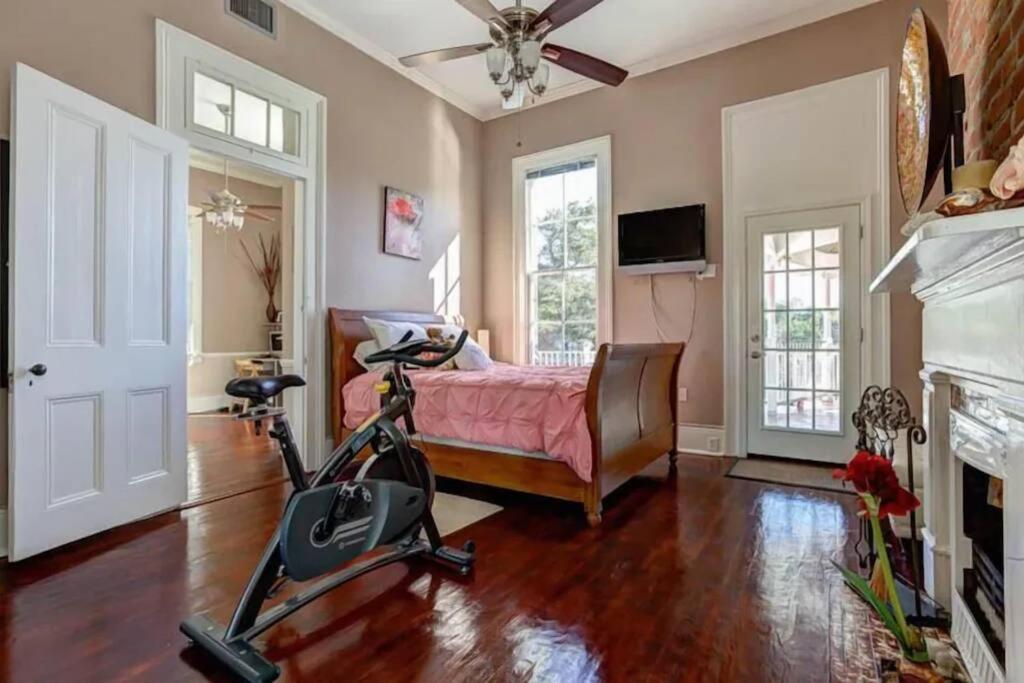 Lovely 4 Bedroom Uptown Magazine St Holiday home *