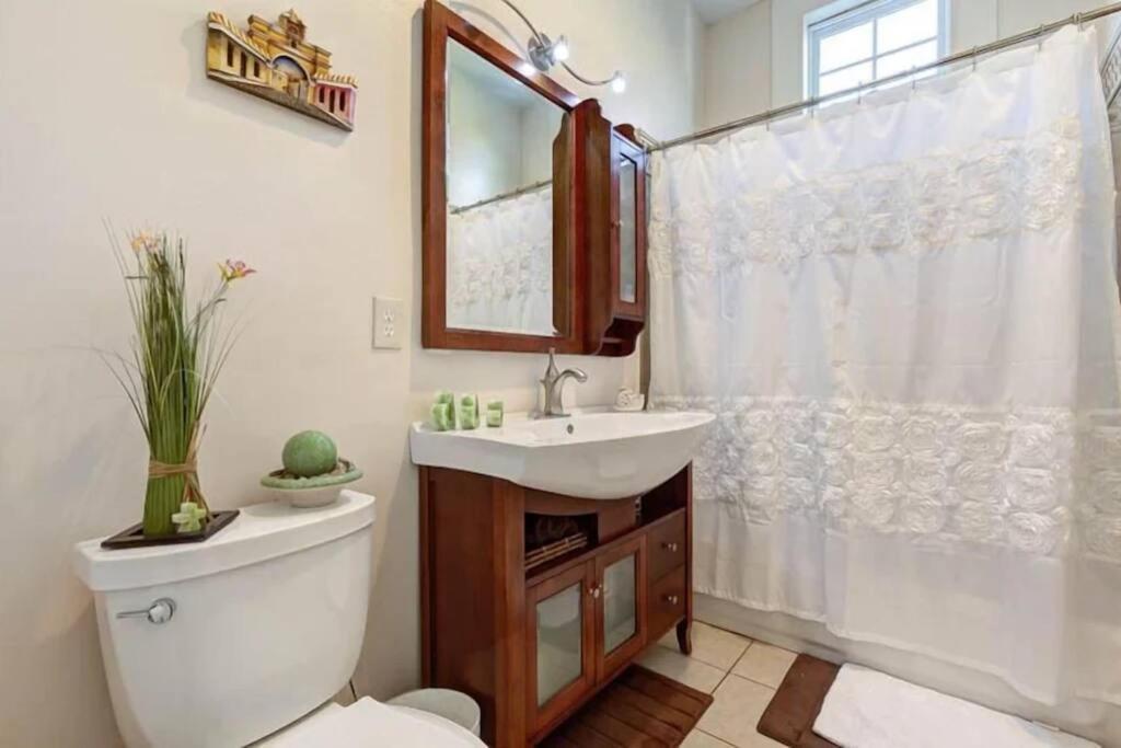 Lovely 4 Bedroom Uptown Magazine St Holiday home *