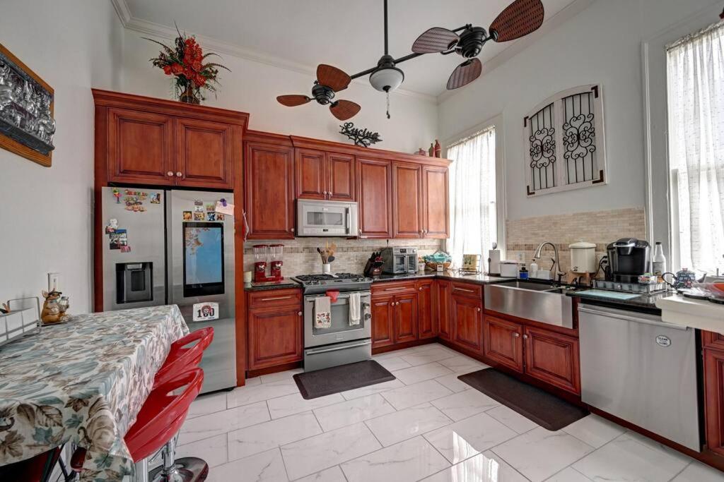 Lovely 4 Bedroom Uptown Magazine St Holiday home New Orleans