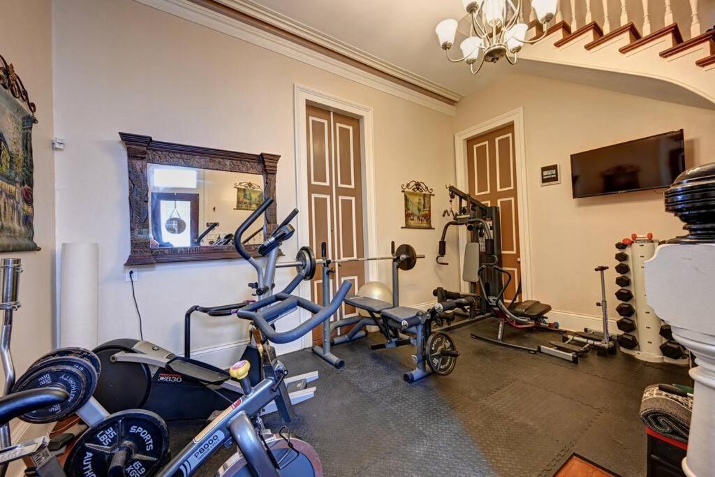 Lovely 4 Bedroom Uptown Magazine St Holiday home New Orleans