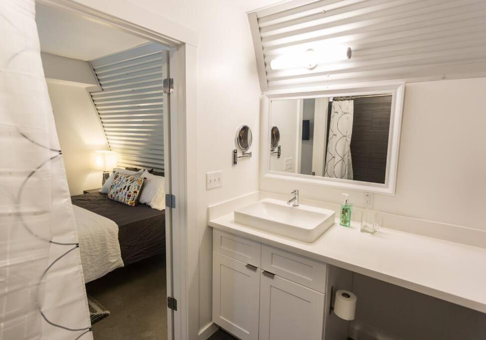 Moon 101 - Full Moon - 2br 2 5 Bath + Living Apartment *