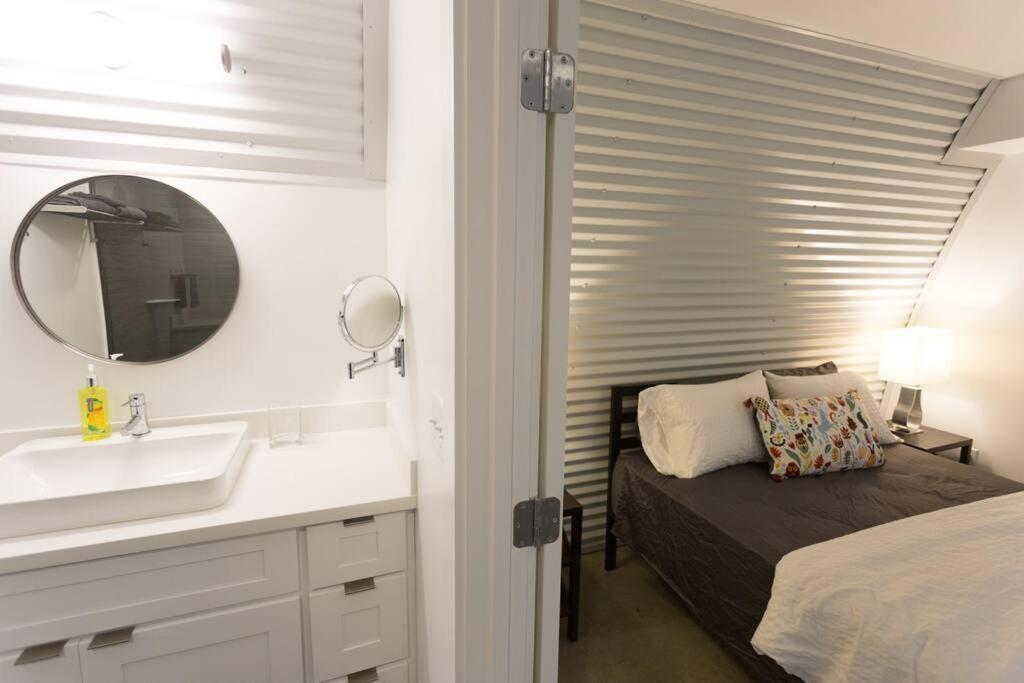 Moon 101 - Full Moon - 2br 2 5 Bath + Living Apartment *