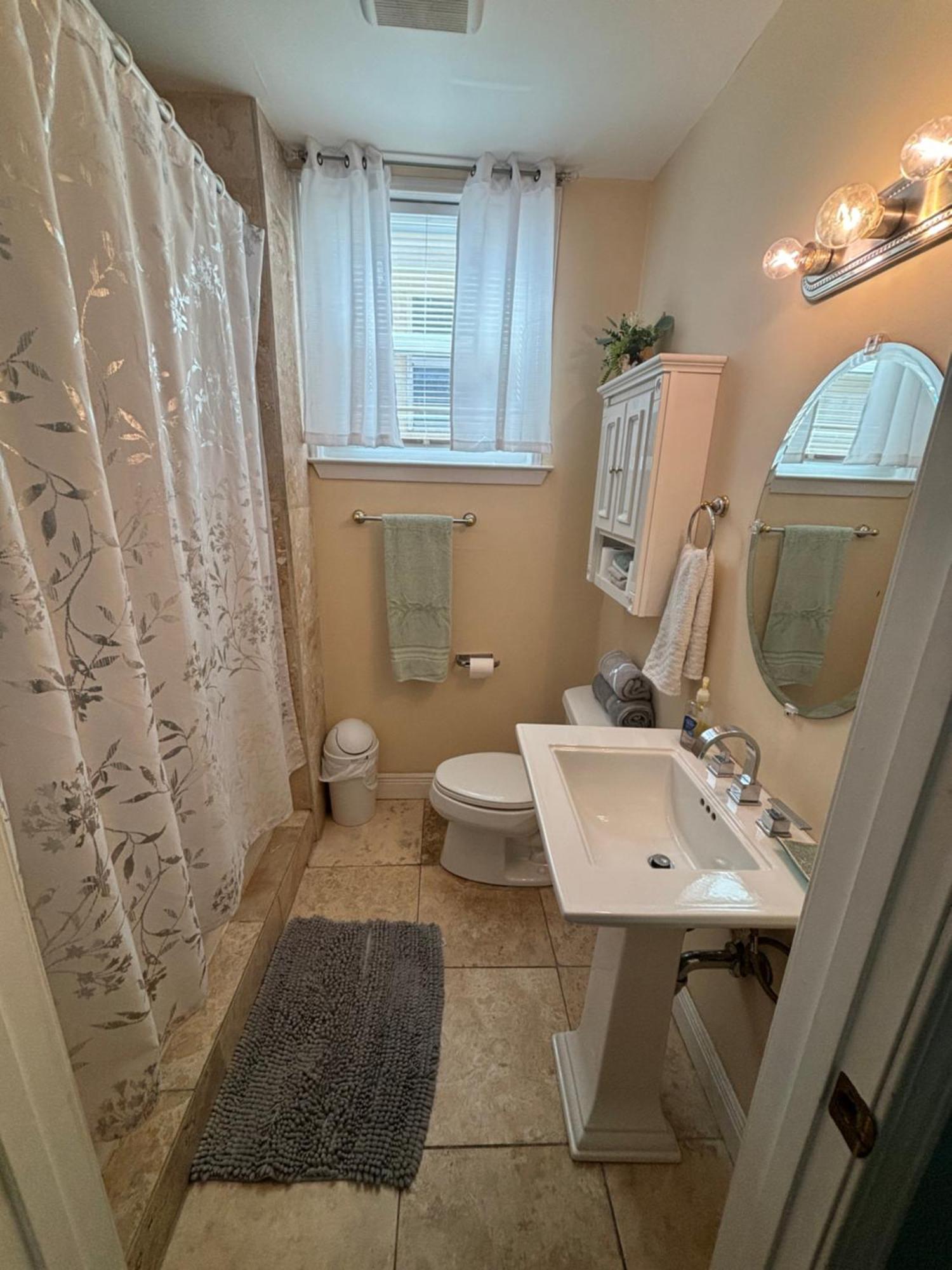 Cozy 2-bedroom Unit In Beautiful With Wifi, Ac Apartment *