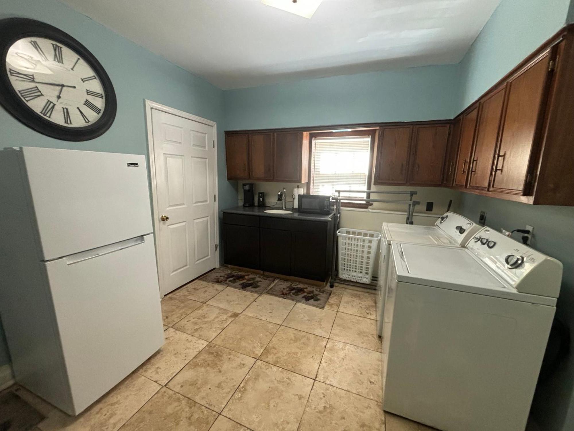 Cozy 2-bedroom Unit In Beautiful With Wifi, Ac *