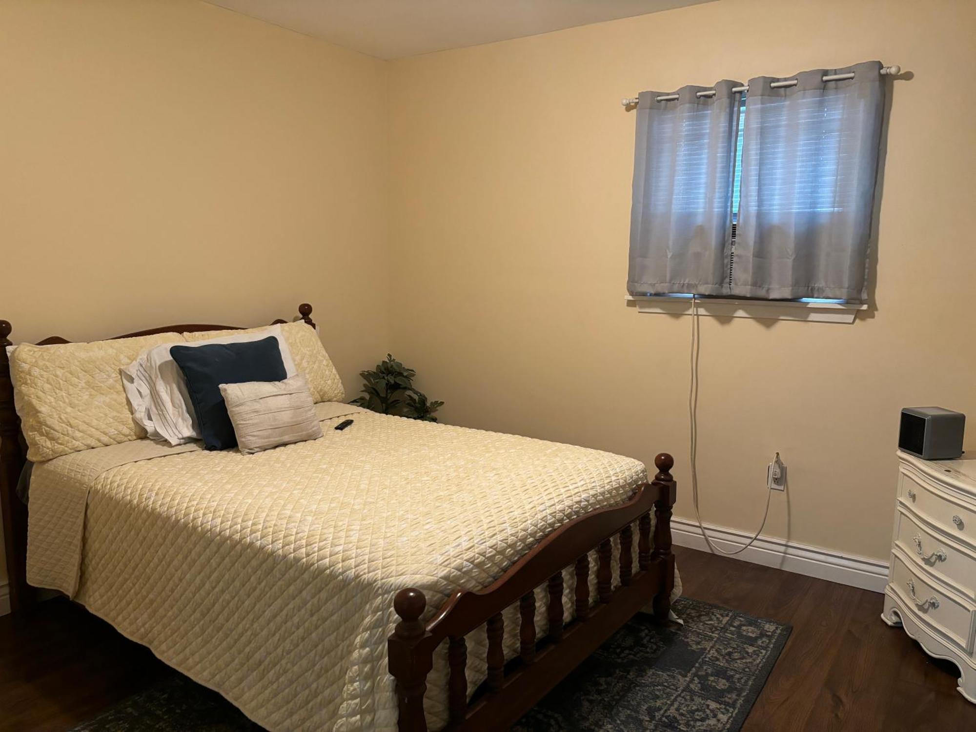 Cozy 2-bedroom Unit In Beautiful With Wifi, Ac Apartment