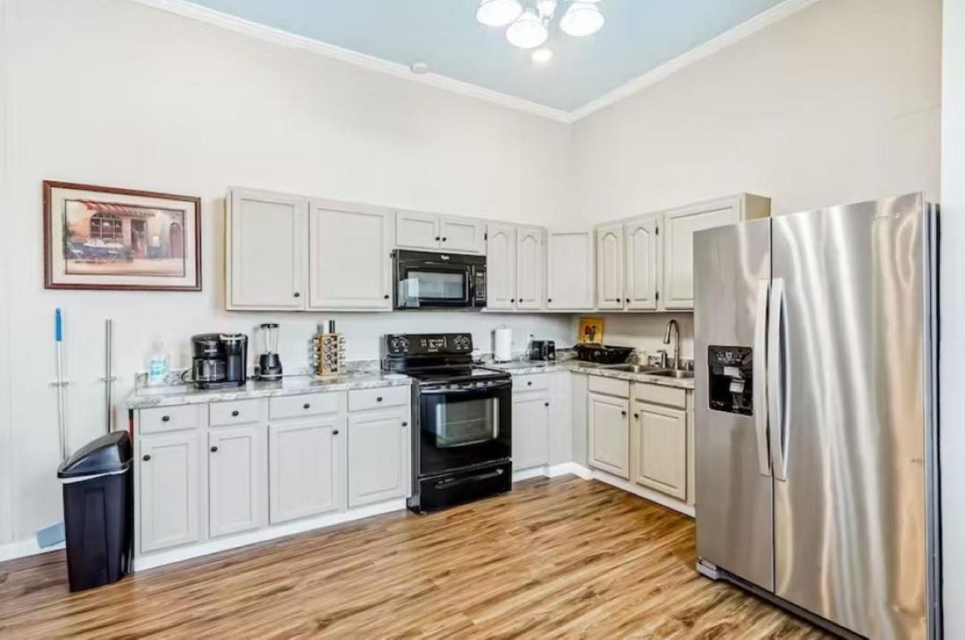 Penthouse On Claiborne Apartment *