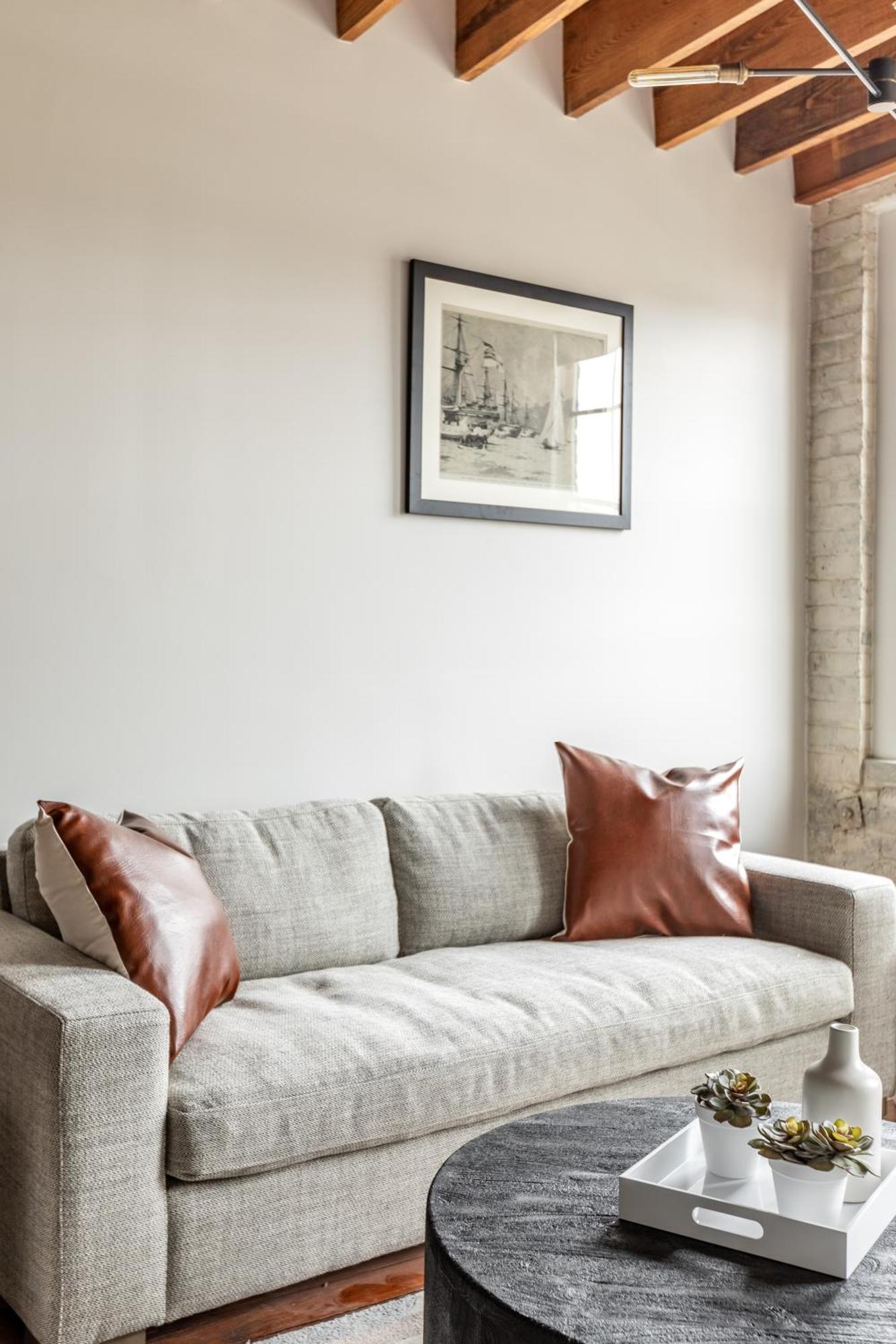 Apartment Ironworks Building - 2 Bedroom 2 Bath, 4 Bedroom 4 Bath