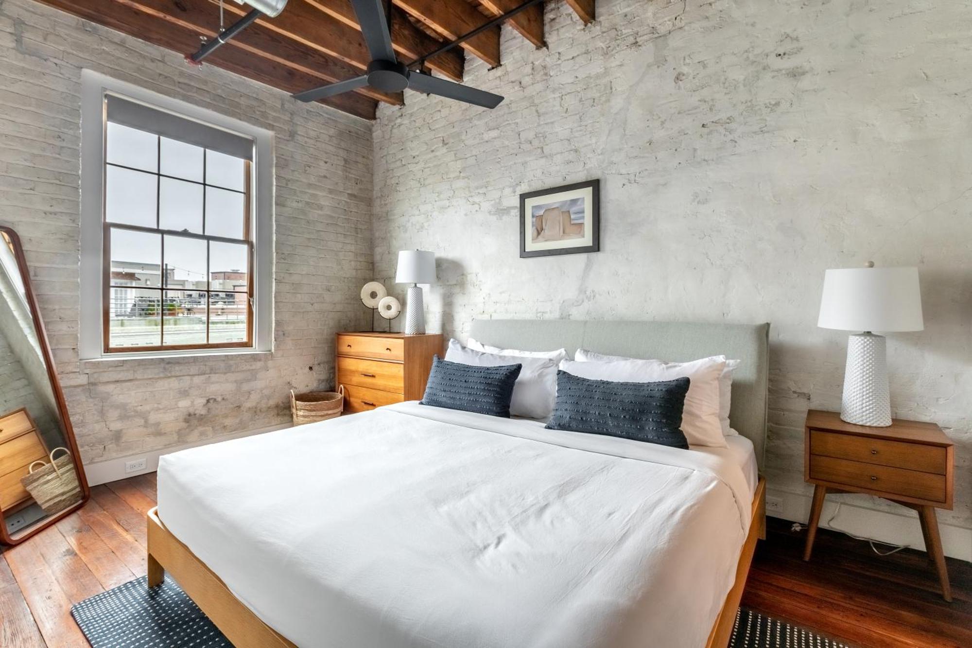 Ironworks Building - 2 Bedroom 2 Bath, 4 Bedroom 4 Bath * New Orleans