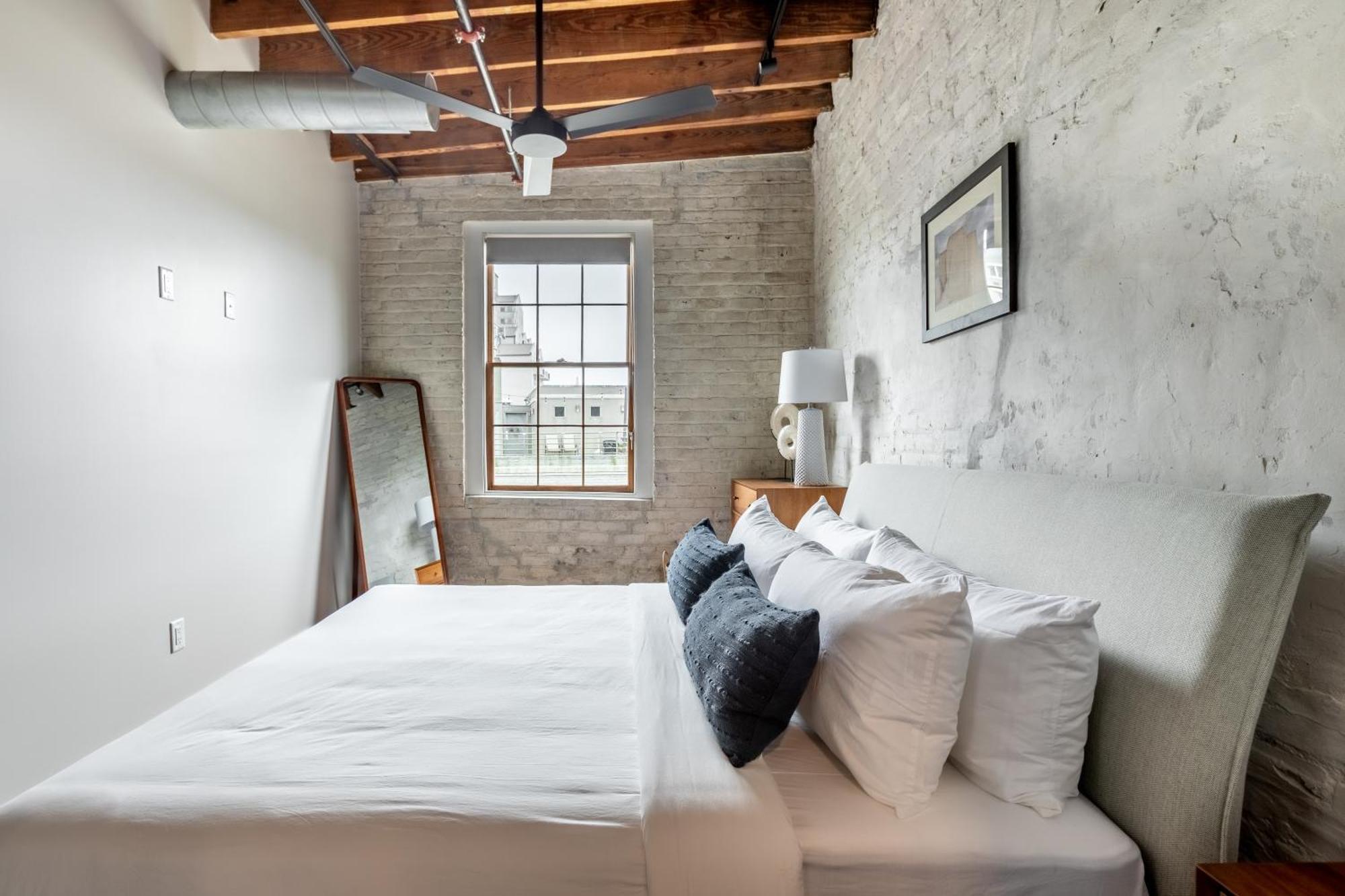 Ironworks Building - 2 Bedroom 2 Bath, 4 Bedroom 4 Bath Apartment New Orleans