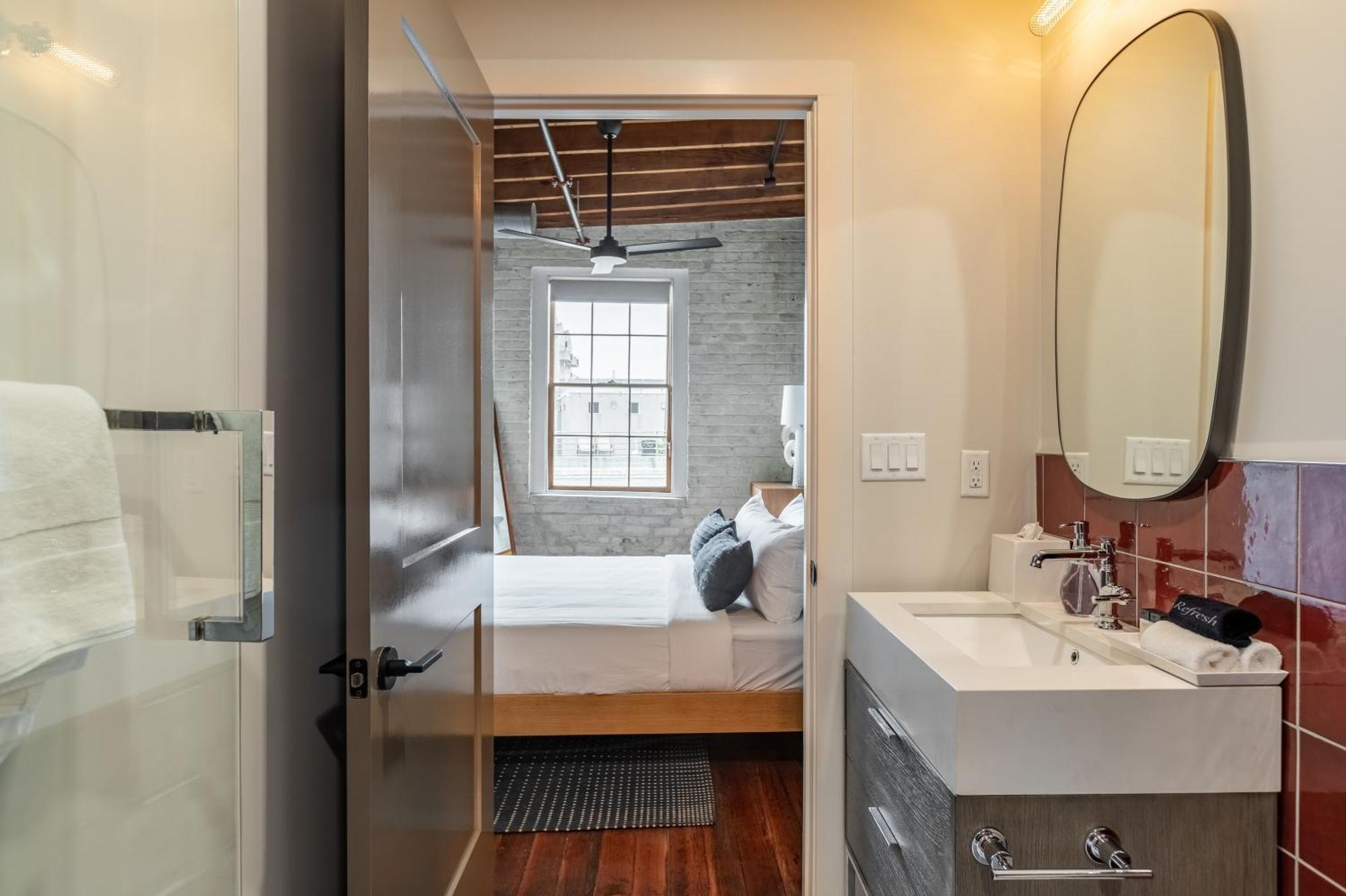 Ironworks Building - 2 Bedroom 2 Bath, 4 Bedroom 4 Bath Apartment New Orleans