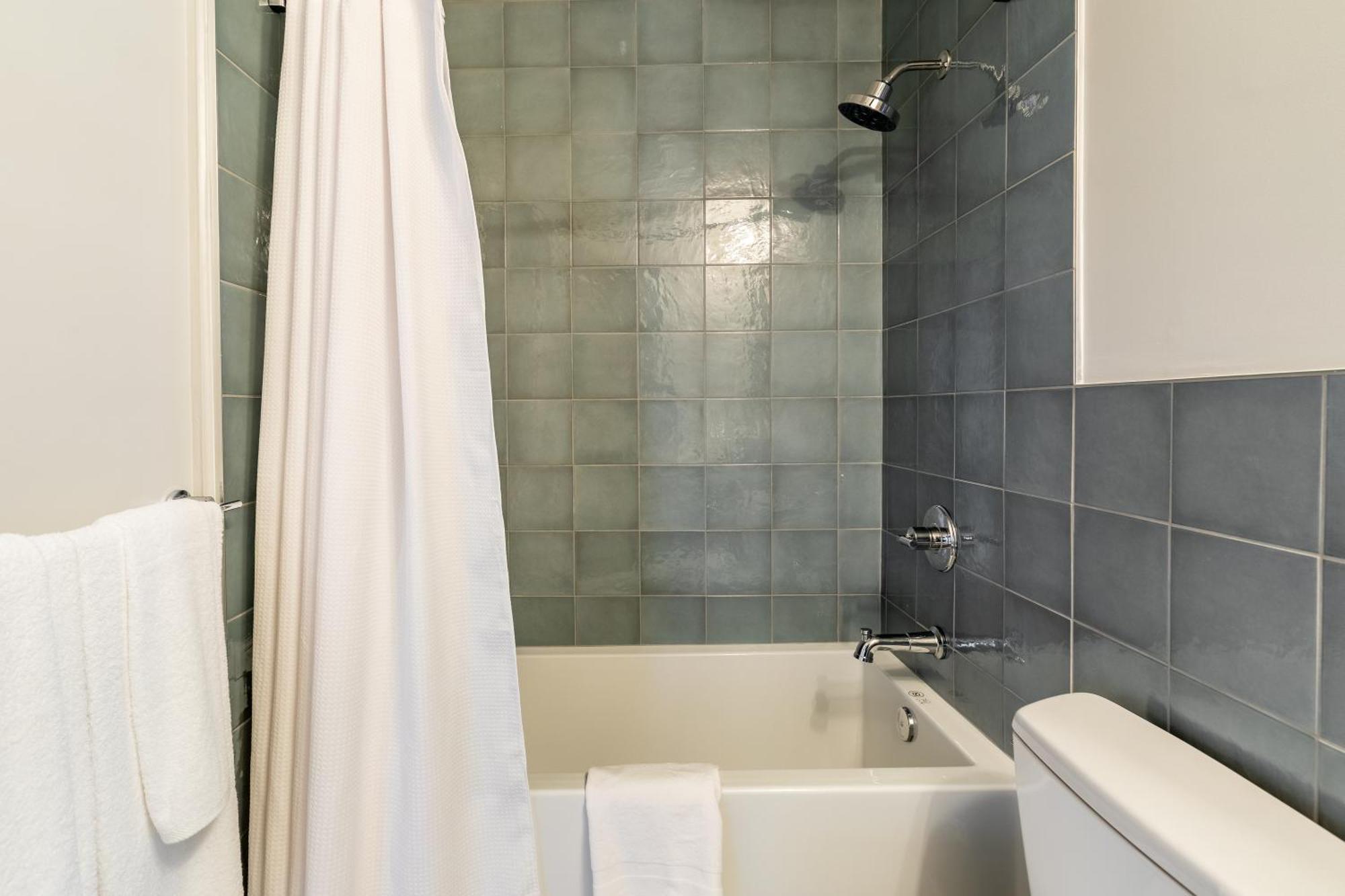 Apartment Ironworks Building - 2 Bedroom 2 Bath, 4 Bedroom 4 Bath *