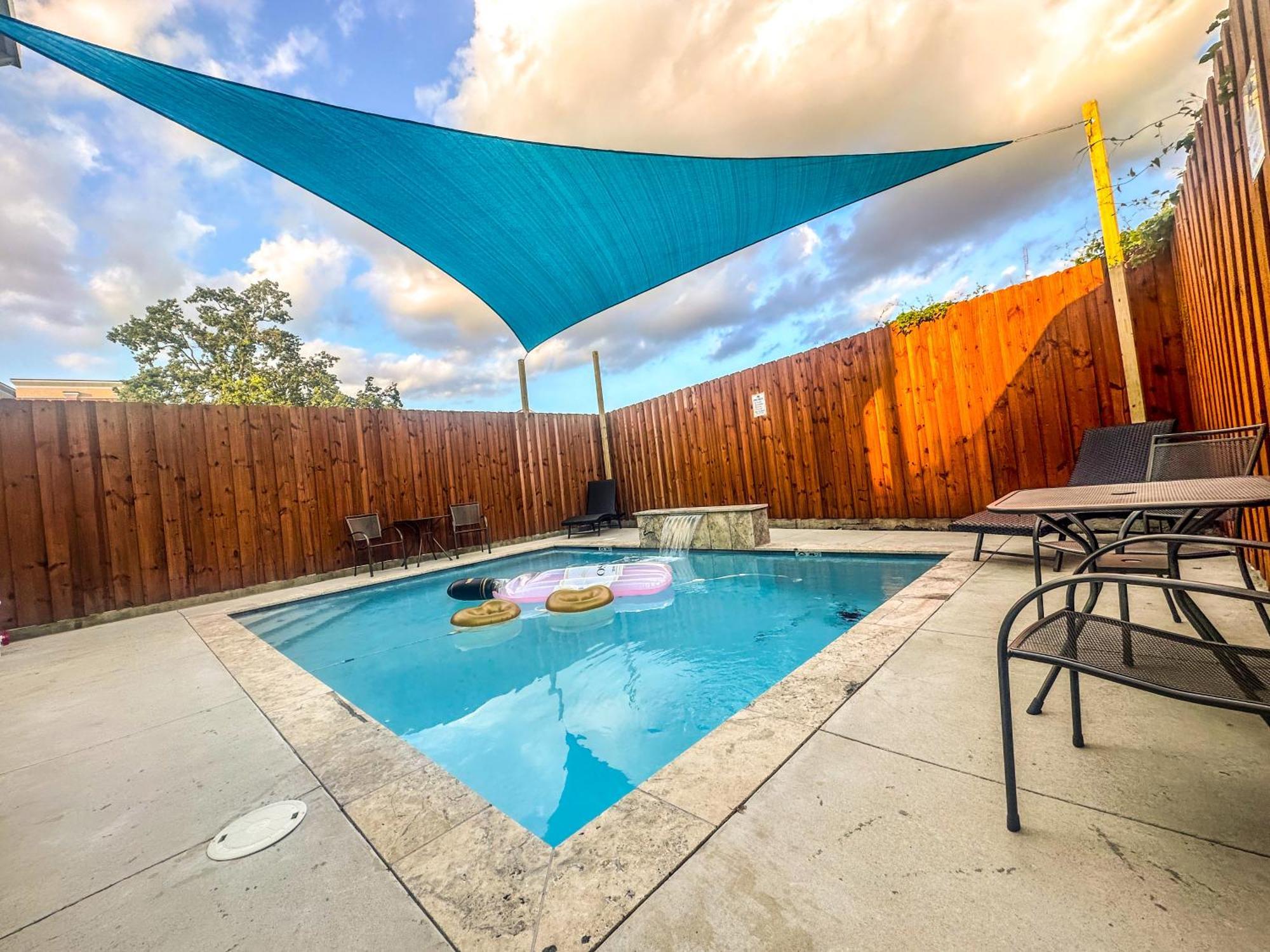 New 4 Bed Luxury House W/private Heated Pool