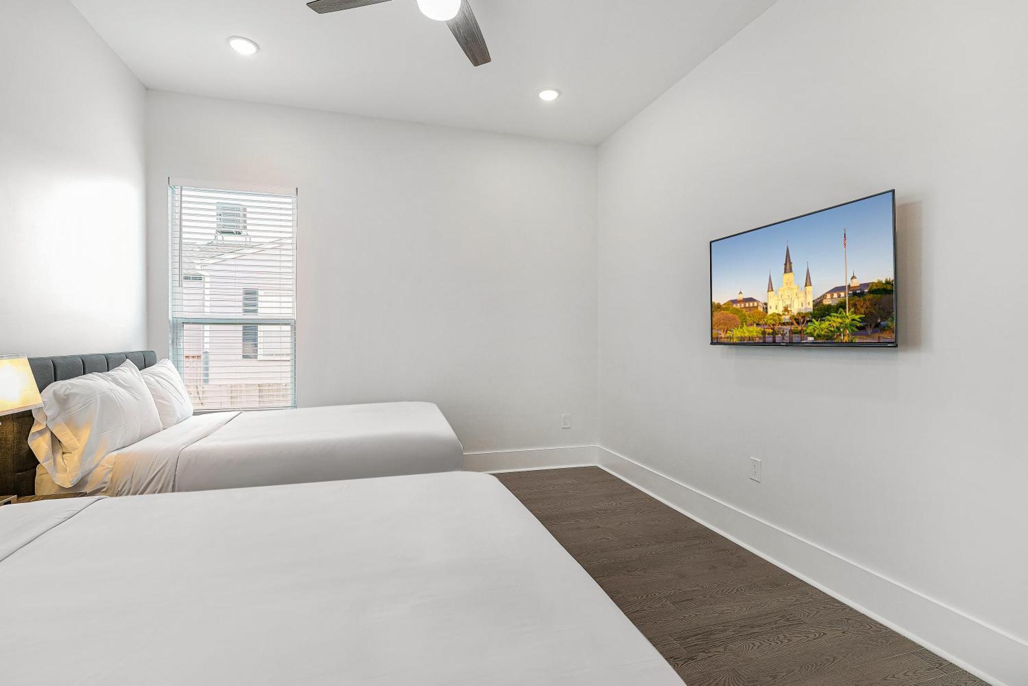 New 4 Bed Luxury House W/private Heated Pool