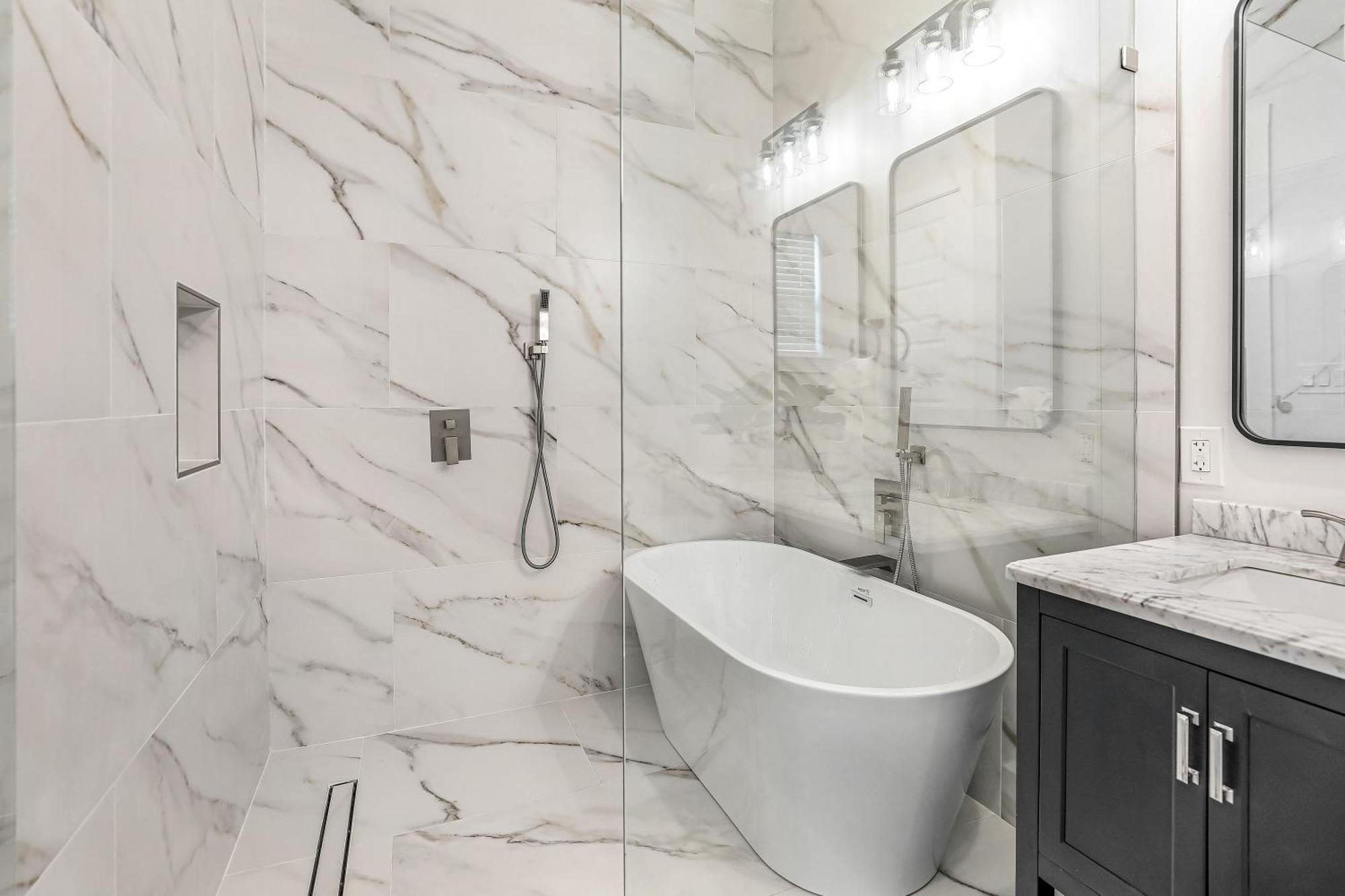 New 4 Bed Luxury House W/private Heated Pool Holiday home *