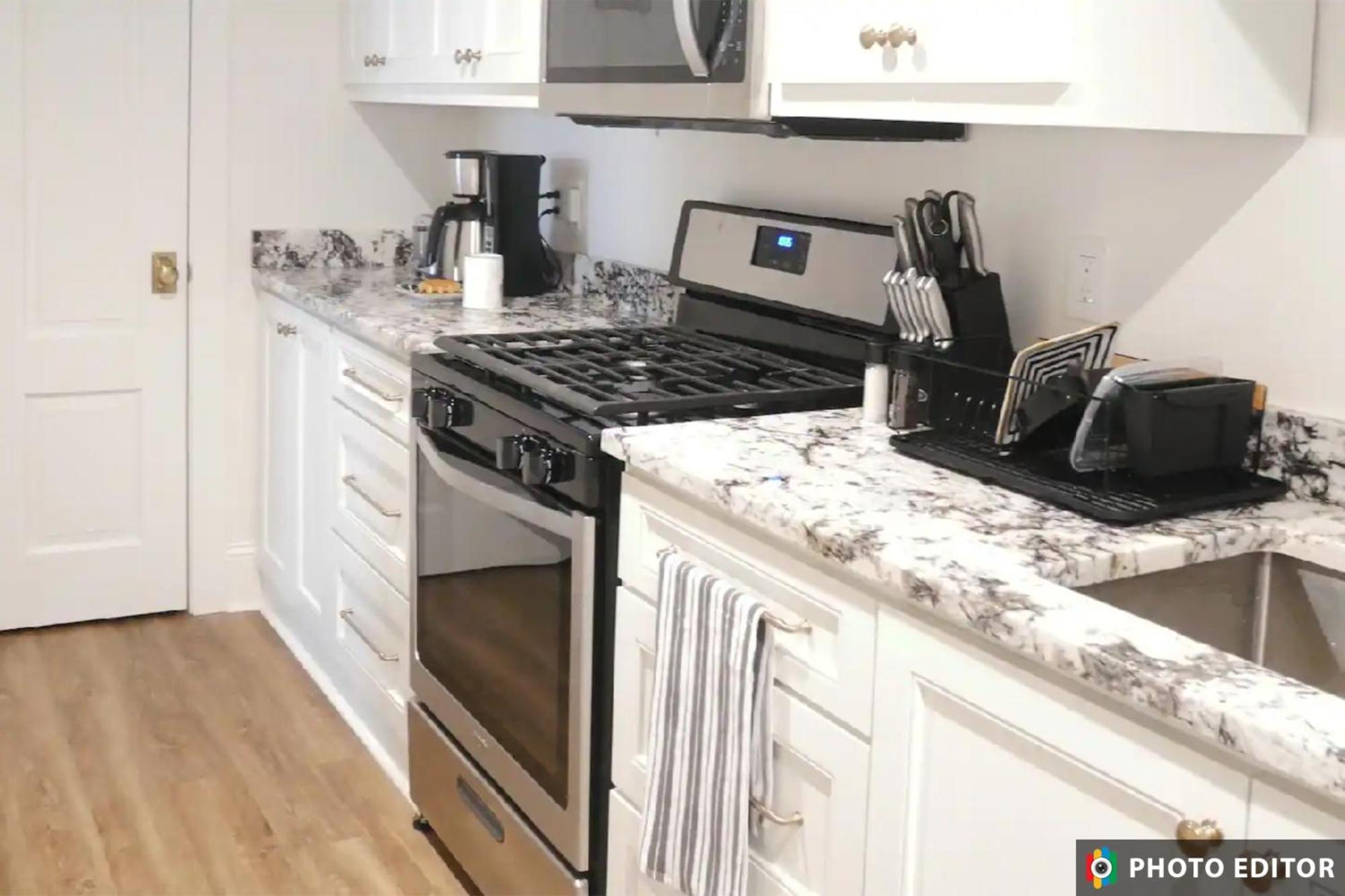 Entire Spacious Vacation - 1 Mile To Attractions *