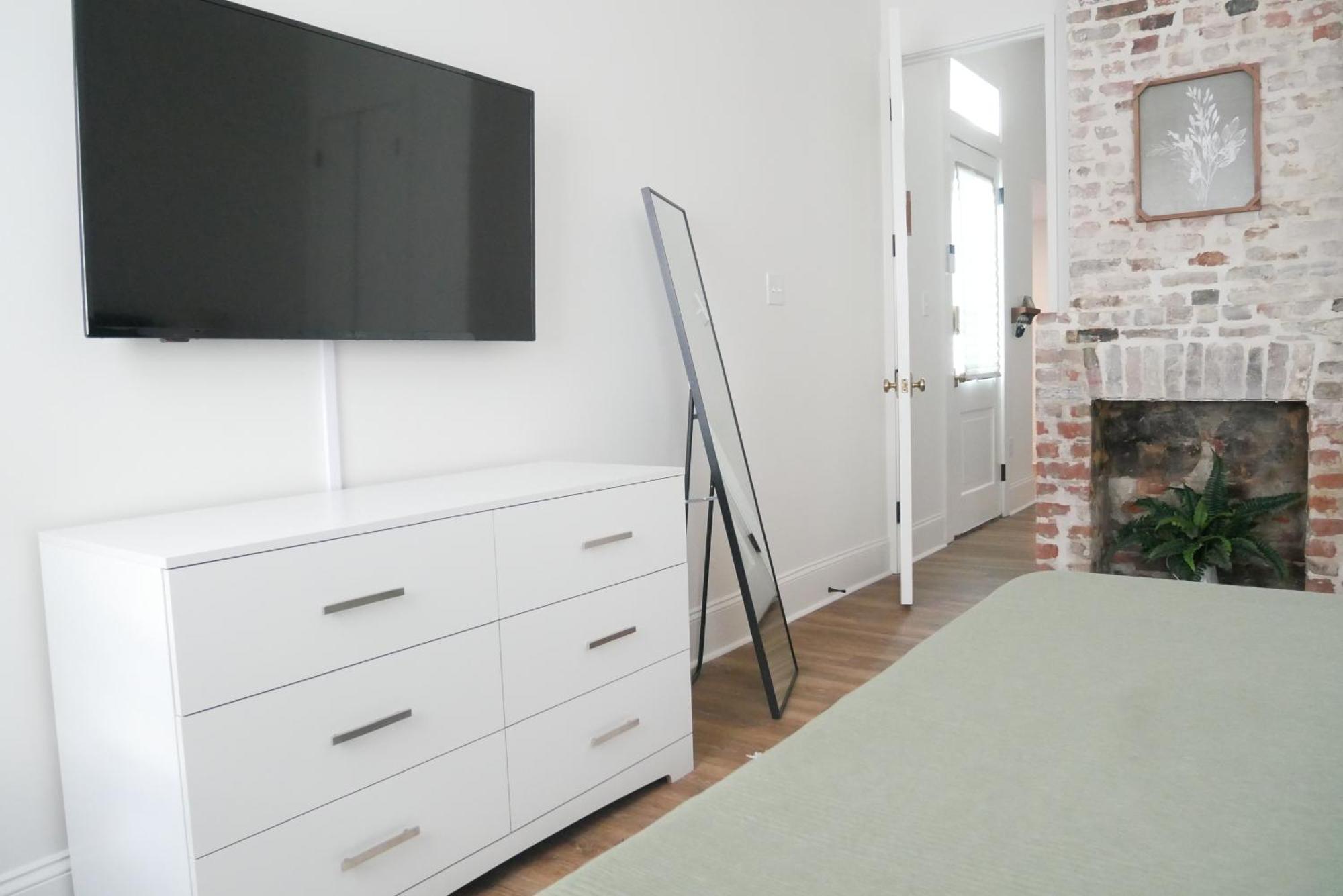 Entire Spacious Vacation - 1 Mile To Attractions