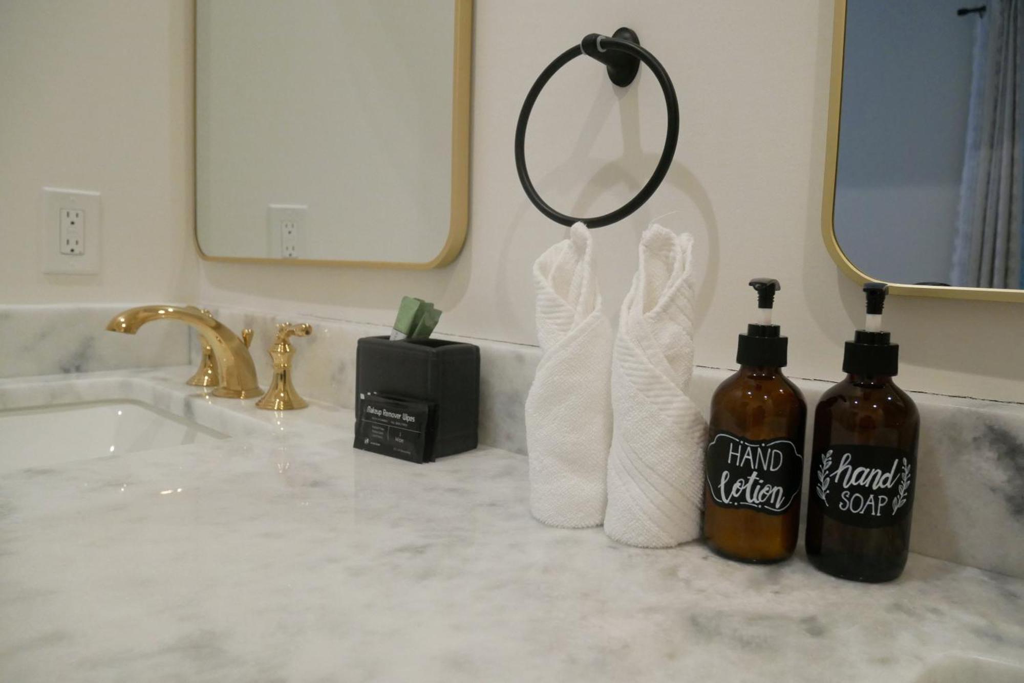 Villa Entire Spacious Vacation - 1 Mile To Attractions