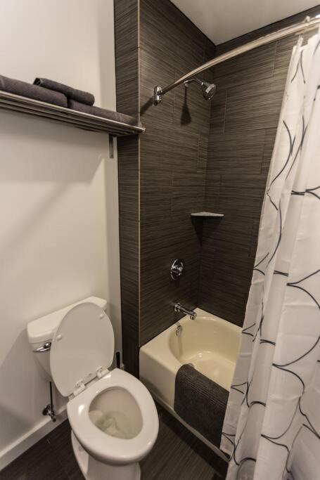 Moon 101 - Full Moon - 2br 2 5 Bath + Living Apartment New Orleans