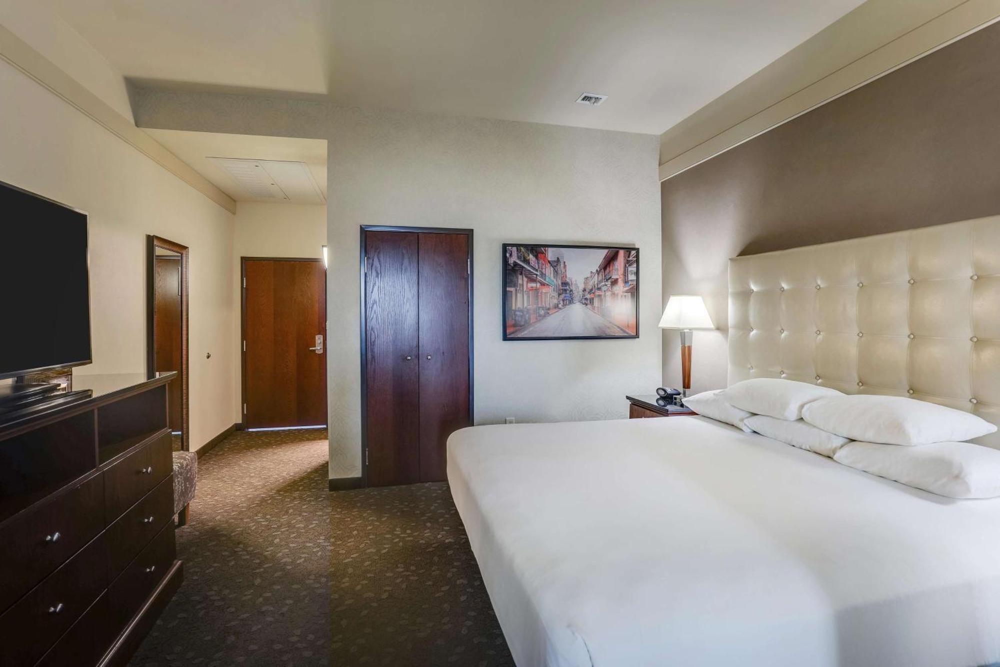 Drury Plaza Hotel 3*