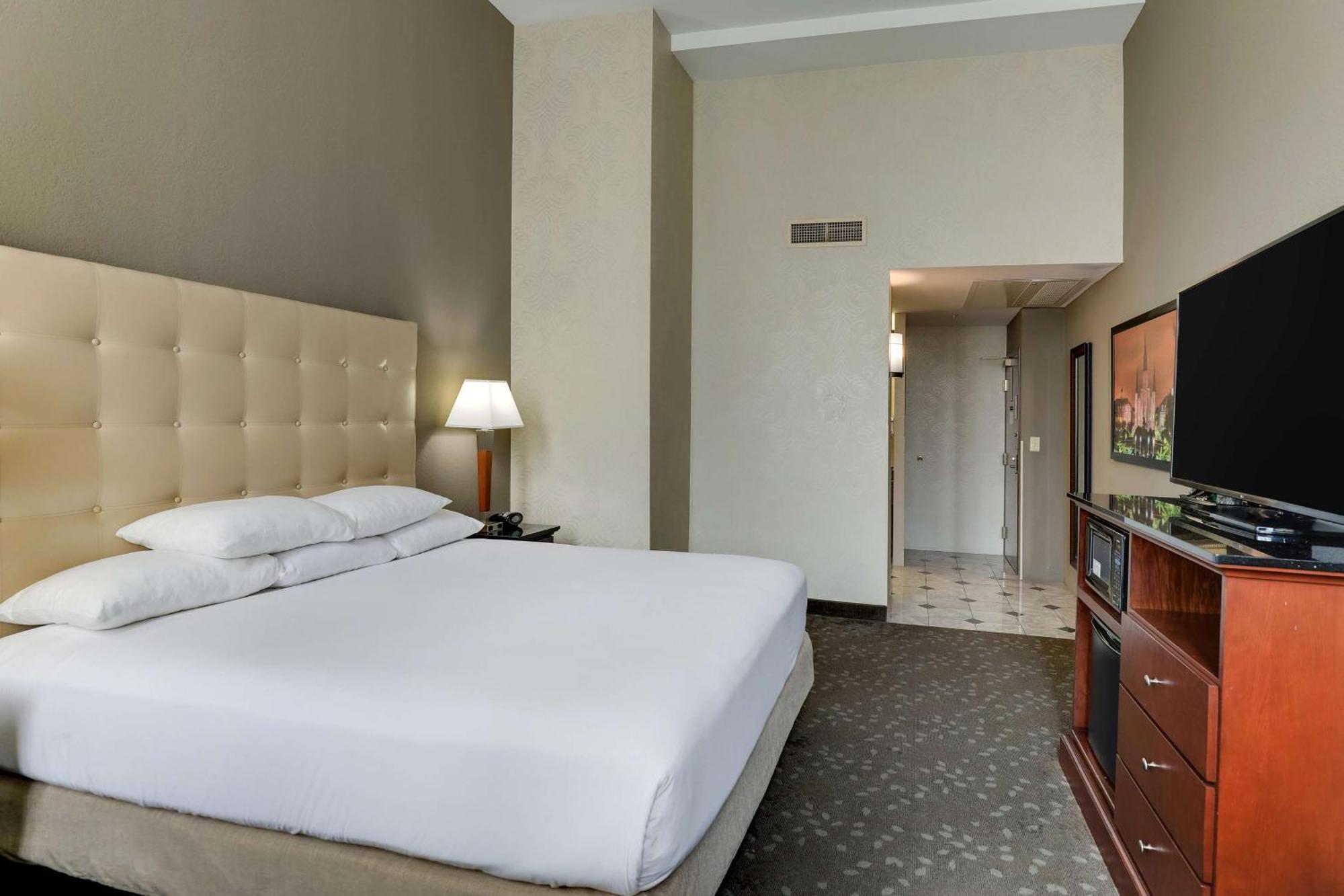 Hotel Drury Plaza 3*