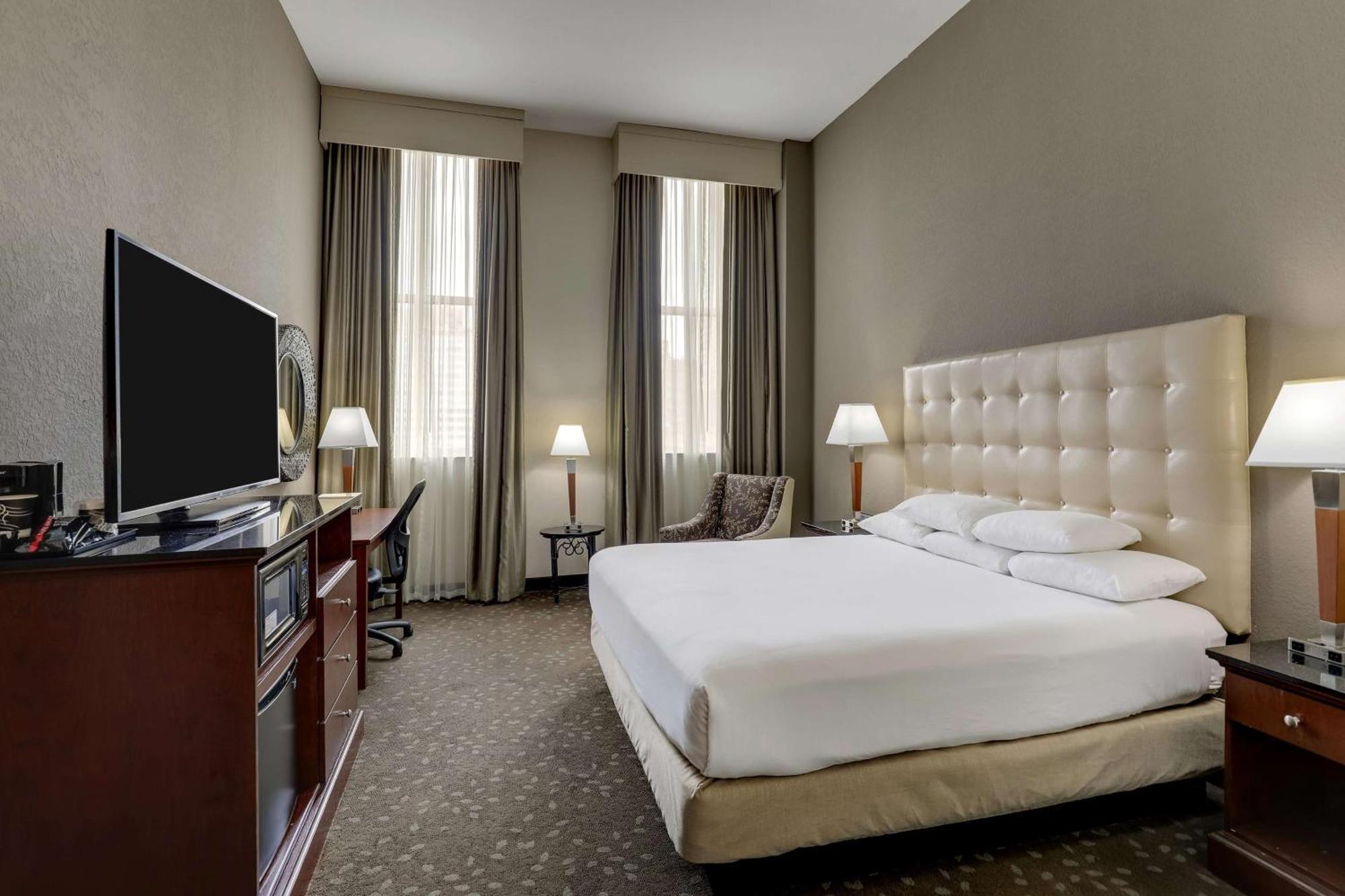 Drury Plaza Hotel 3*