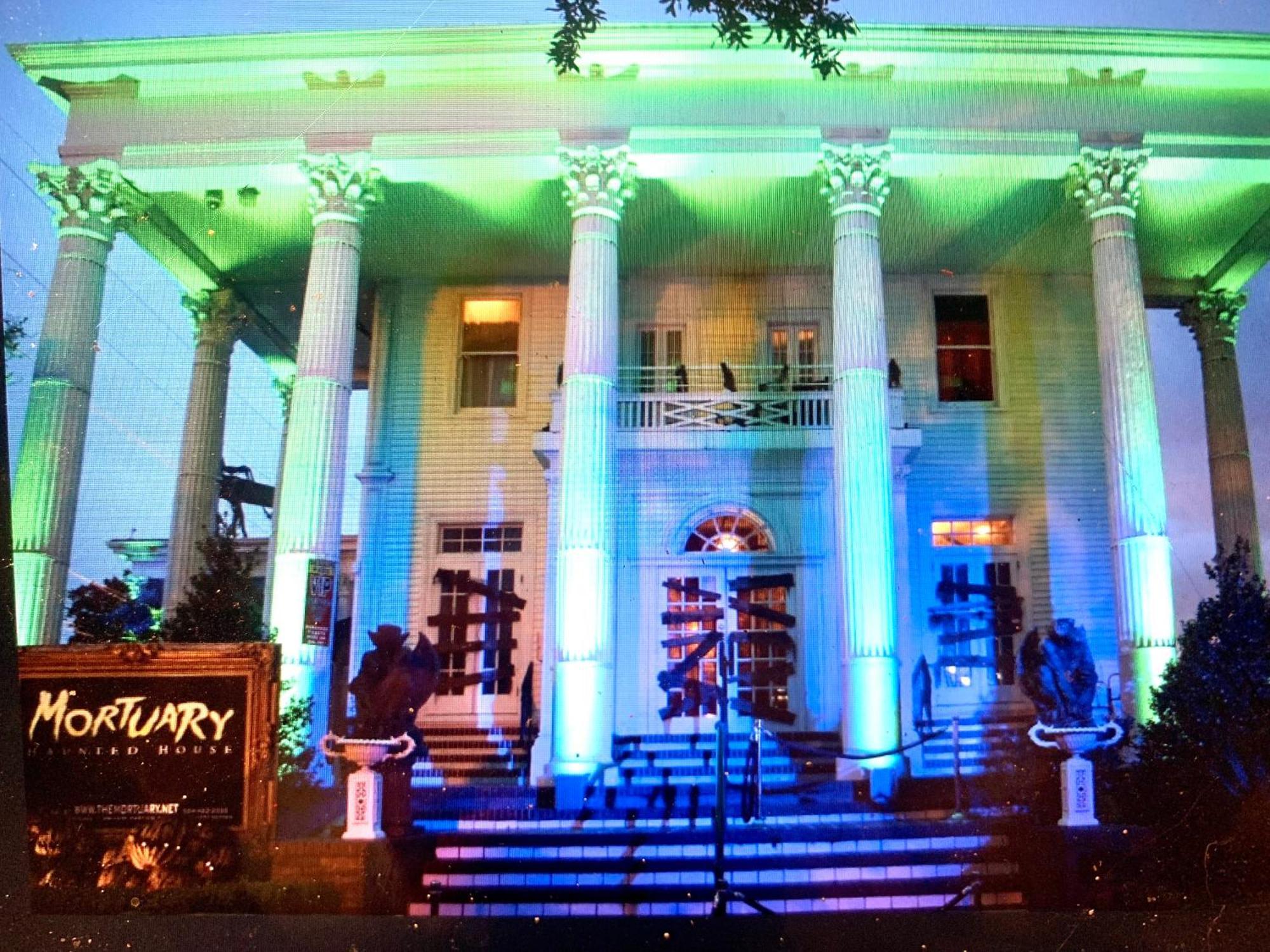 Dollhouse, 6 Bedroom French Quarter, Jazz Fest Sleeps 13! Holiday home New Orleans